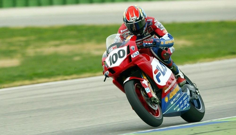 Neil Hodgson en la Ducati 999. Fuente: Gold & Goose Neil Hodgson en la Ducati 999. Fuente: Gold & Goose