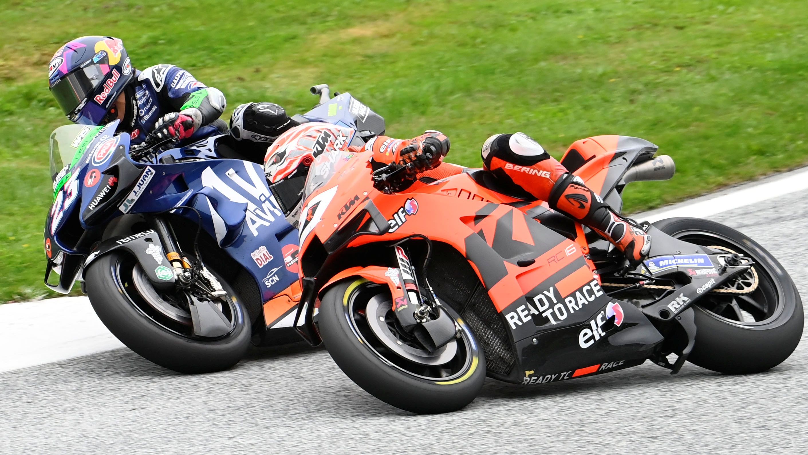 Enea Bastianini se cuela por el interior a Iker Lecuona