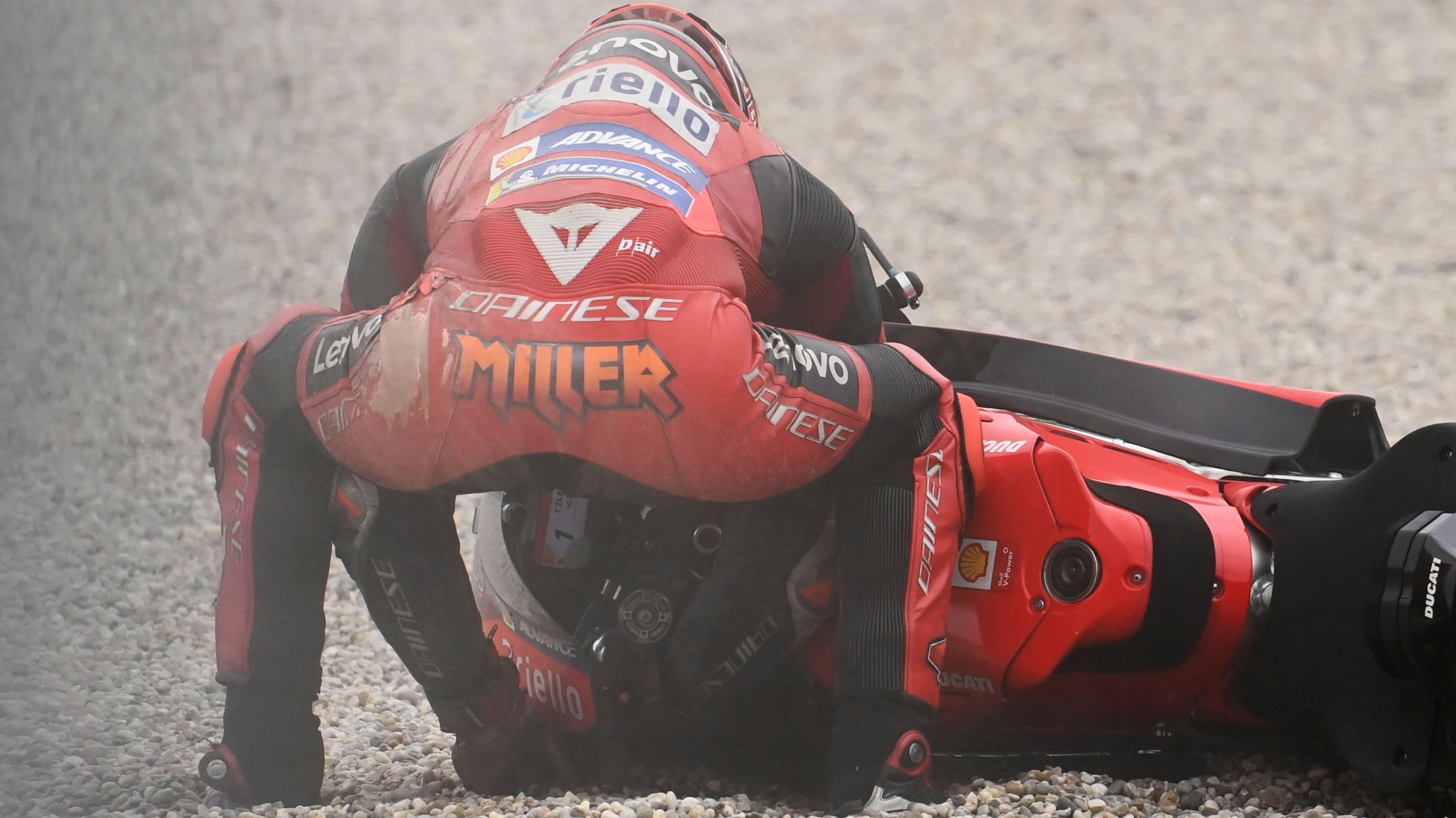 Jack Miller intenta levantar su Ducati tras irse al suelo