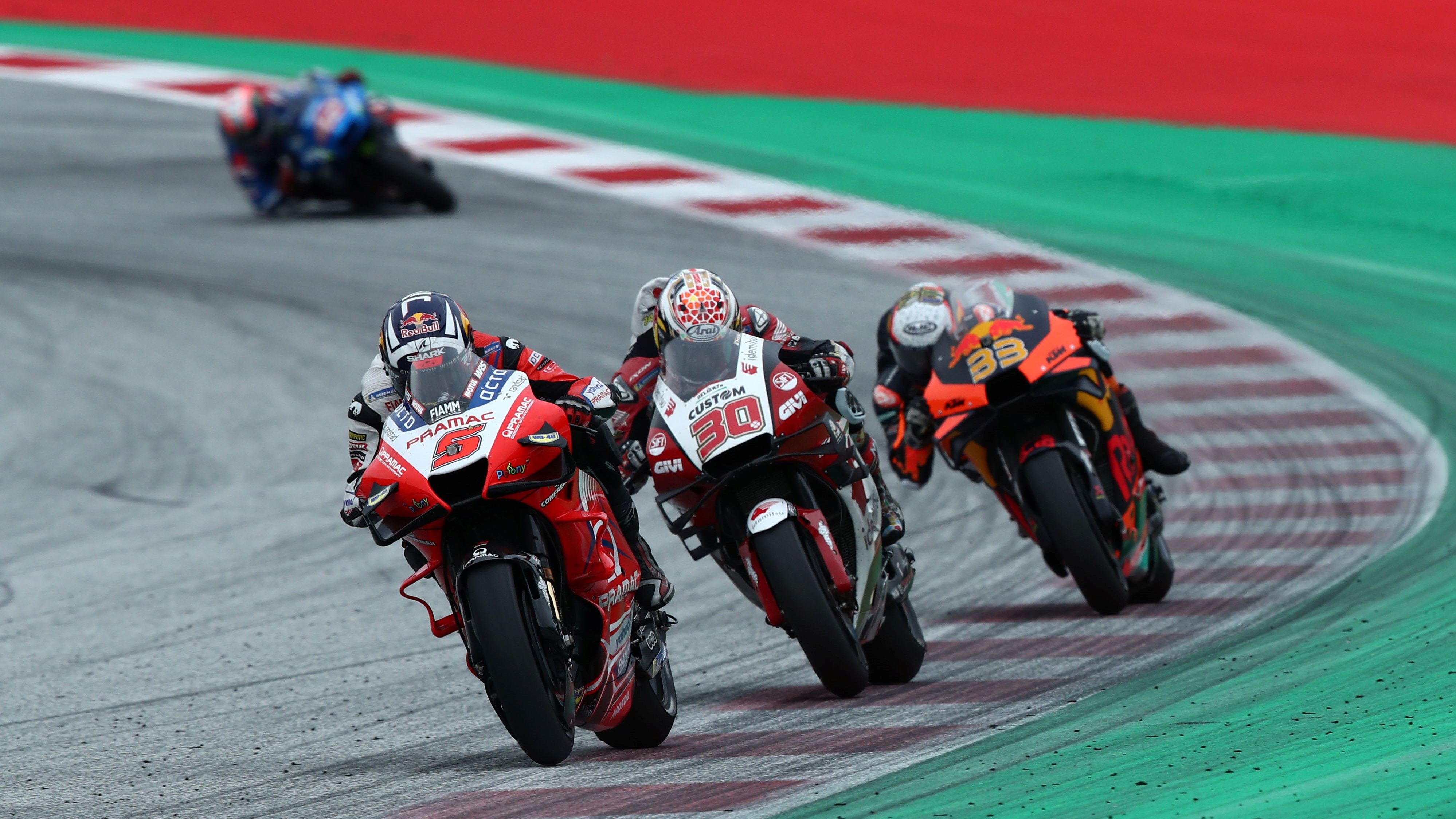 Johann Zarco, Takaaki Nakagami y Brad Binder entrando en la última vuelta