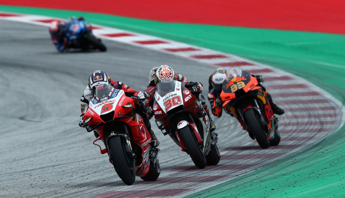 Johann Zarco, Takaaki Nakagami y Brad Binder entrando en la última vuelta