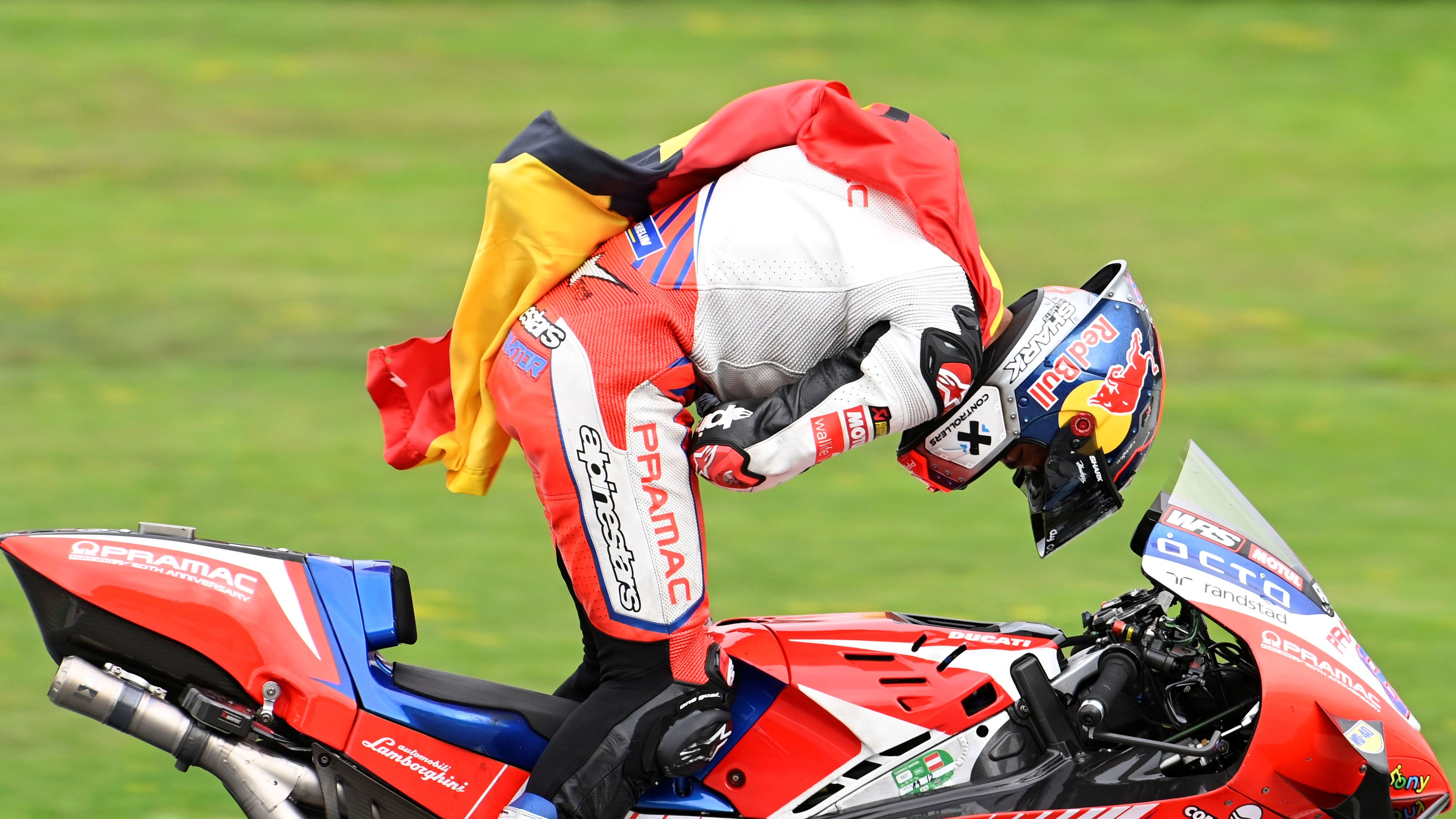 Jorge Martín festeja su primera victoria en MotoGP