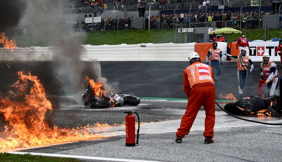 Los marshals se afanan en extinguir el incendio de la KTM de Dani Pedrosa y la Aprilia de Lorenzo Savadori