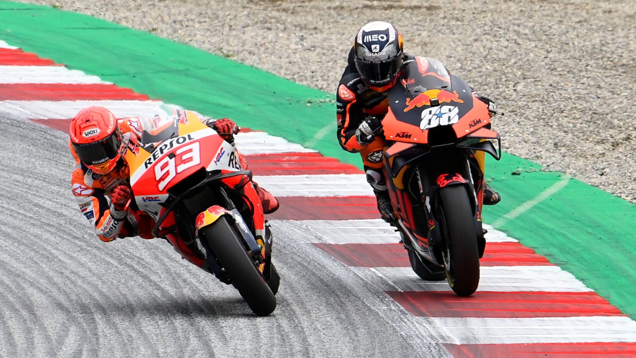 Marc Márquez se mete por el interior de Miguel Oliveira