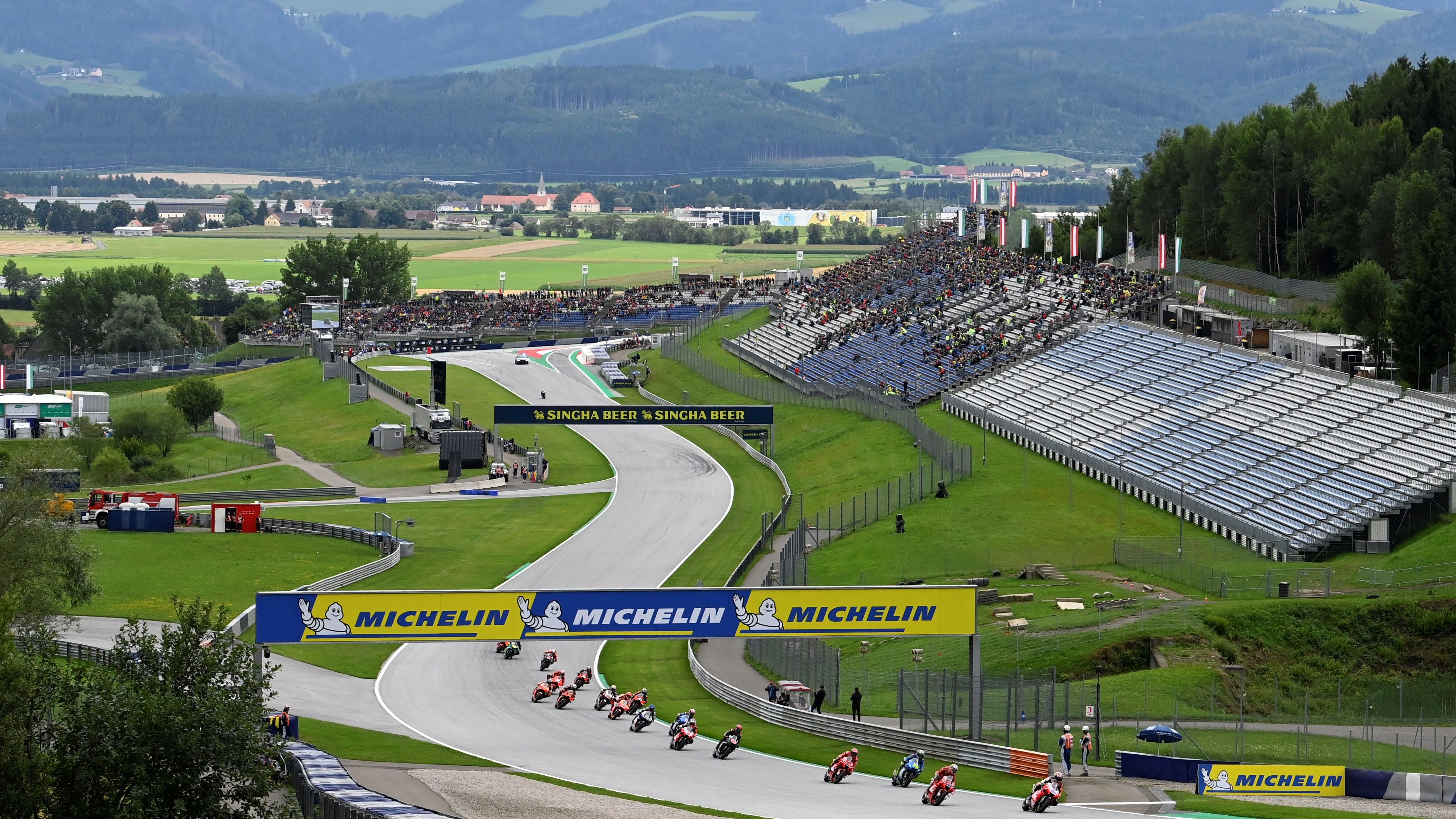 Panorámica del Red Bull Ring con Jorge Martín liderando la carrera de MotoGP