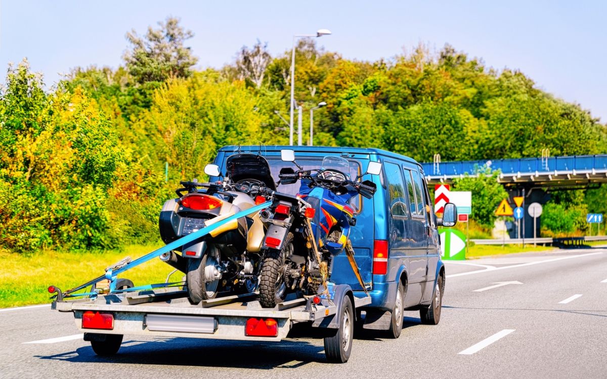 Furgoneta con uno de los remolques para transportar motos. Fuente: iStock / RomanBabakin