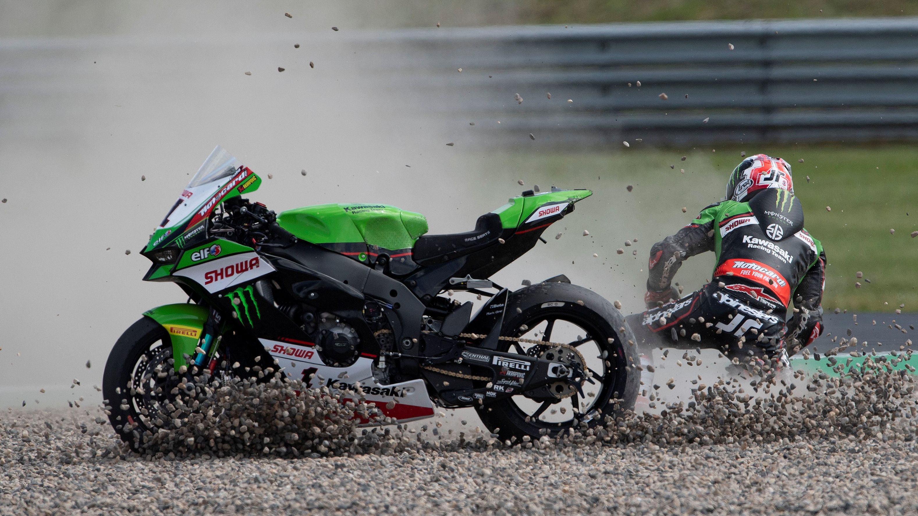 Jonathan Rea se fue al suelo en la primera carrera