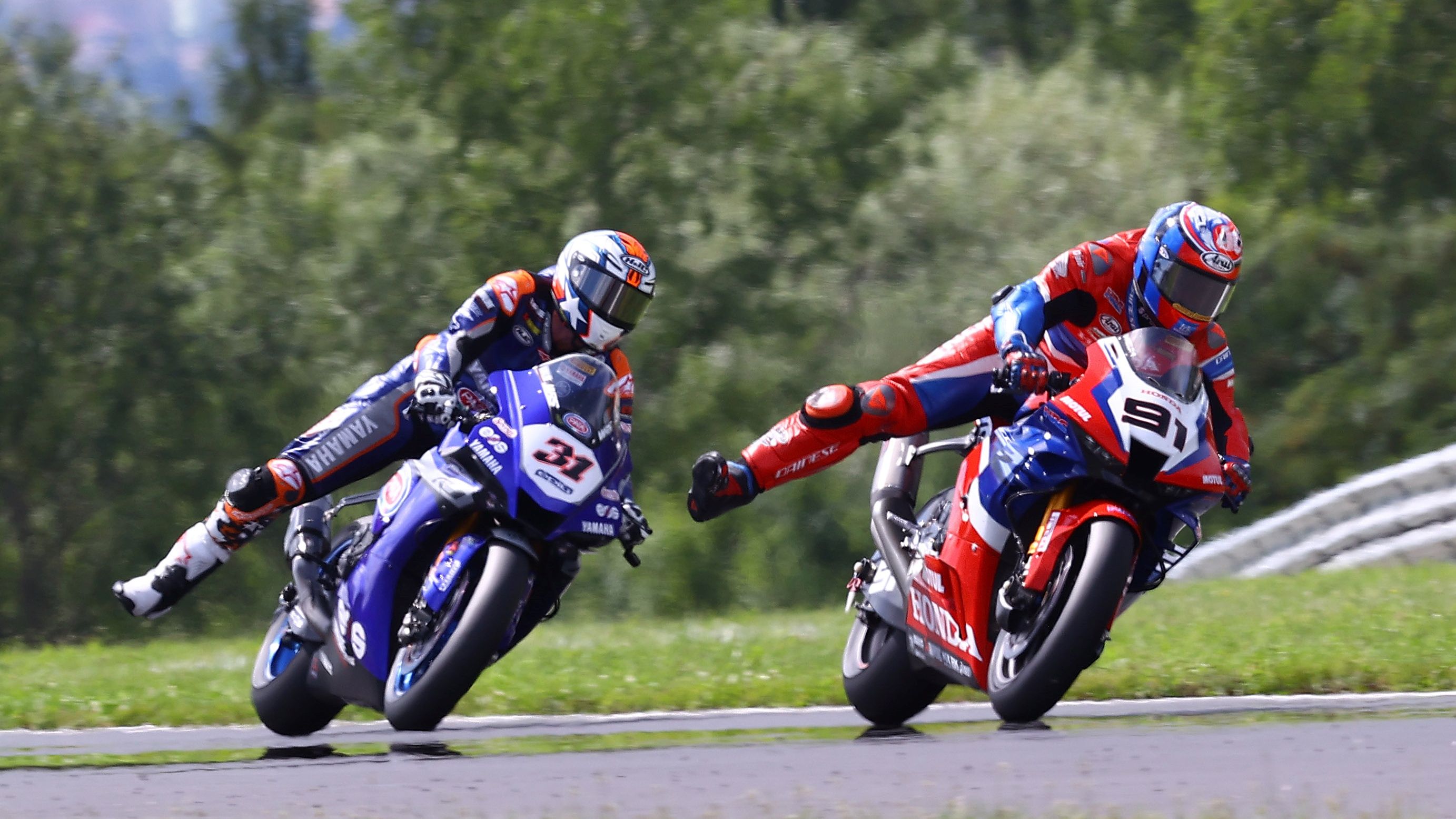 Leon Haslam y Garrett Gerloff haciendo motociclismo sincronizado
