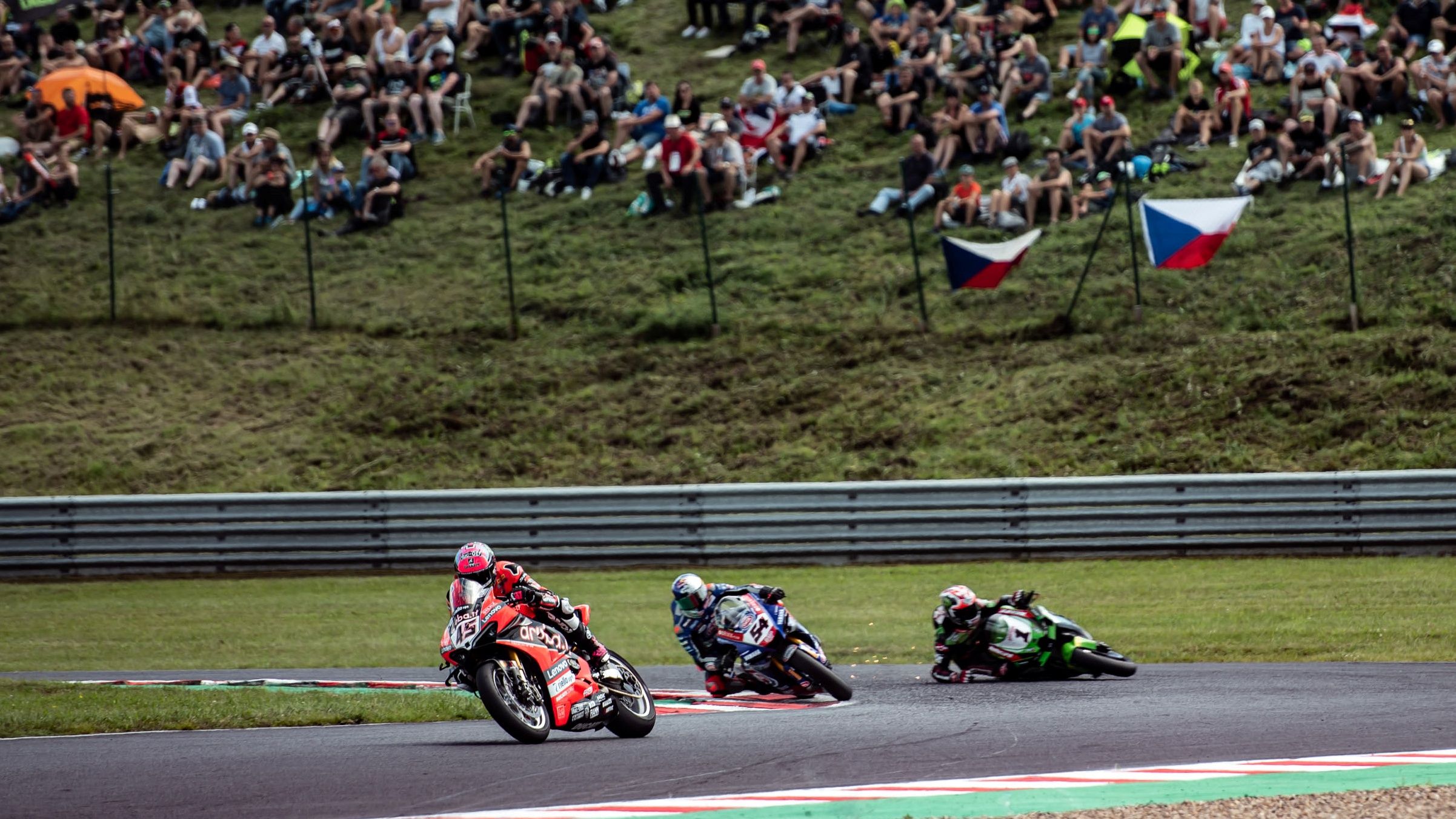 Scott Redding lidera ante Toprak Razgatlioglu mientras Jonathan Rea cae