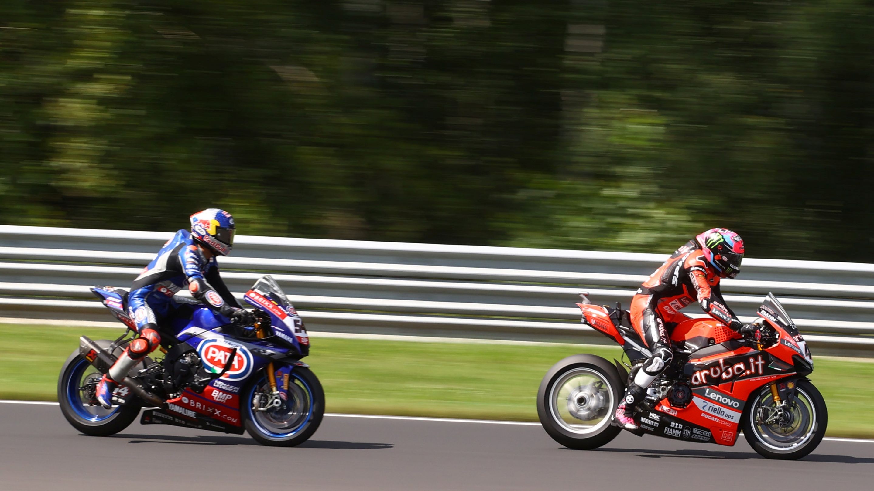 Scott Redding perseguido por Toprak Razgatlioglu