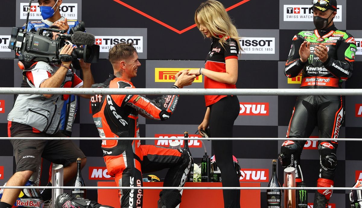 Scott Redding pidió matrimonio a su novia tras ganar la última carrera Scott Redding pidió matrimonio a su novia tras ganar la última carrera