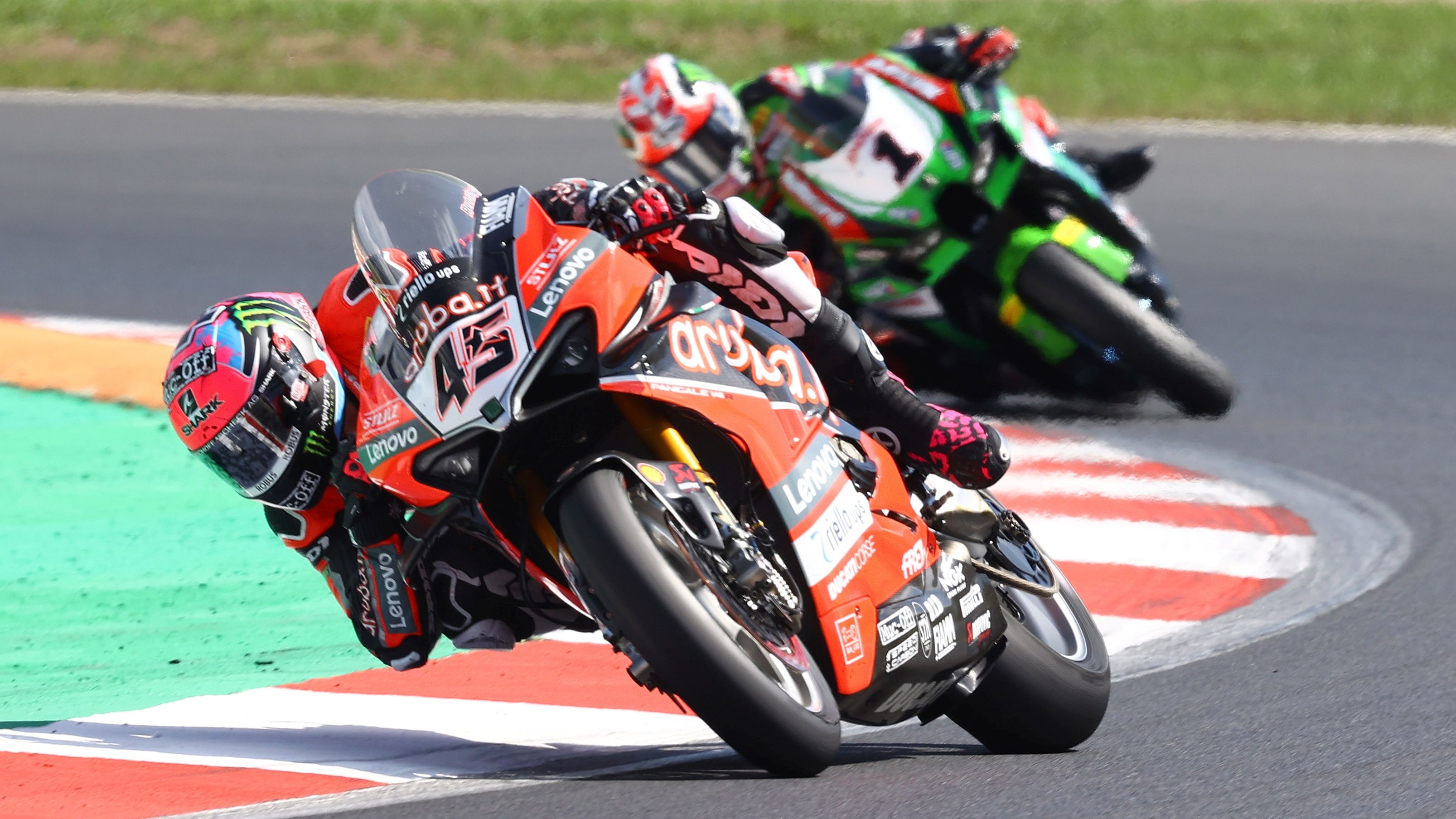 Scott Redding se escapa de Jonathan Rea