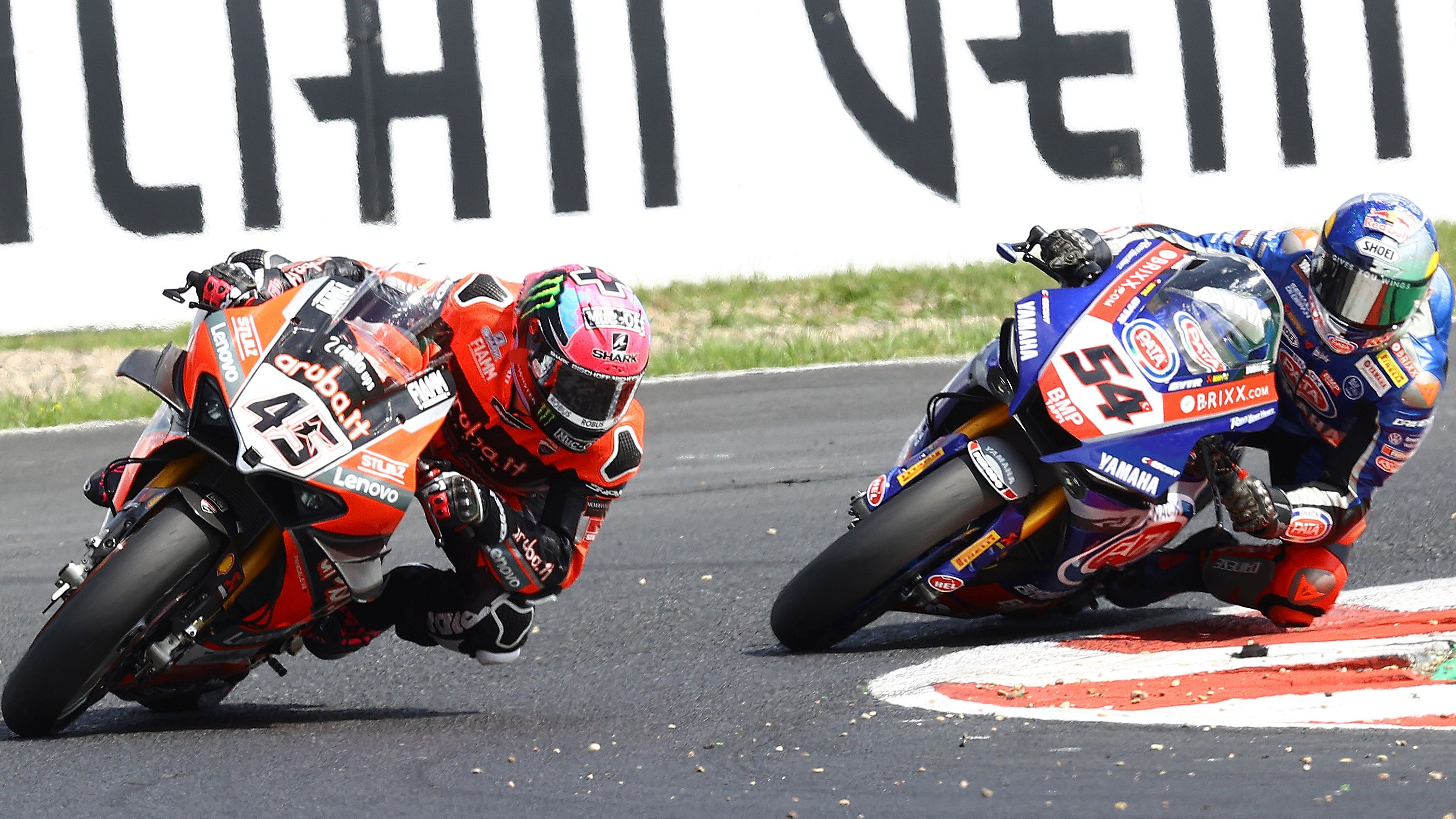 Scott Redding seguido muy de cerca por Toprak Razgatlioglu