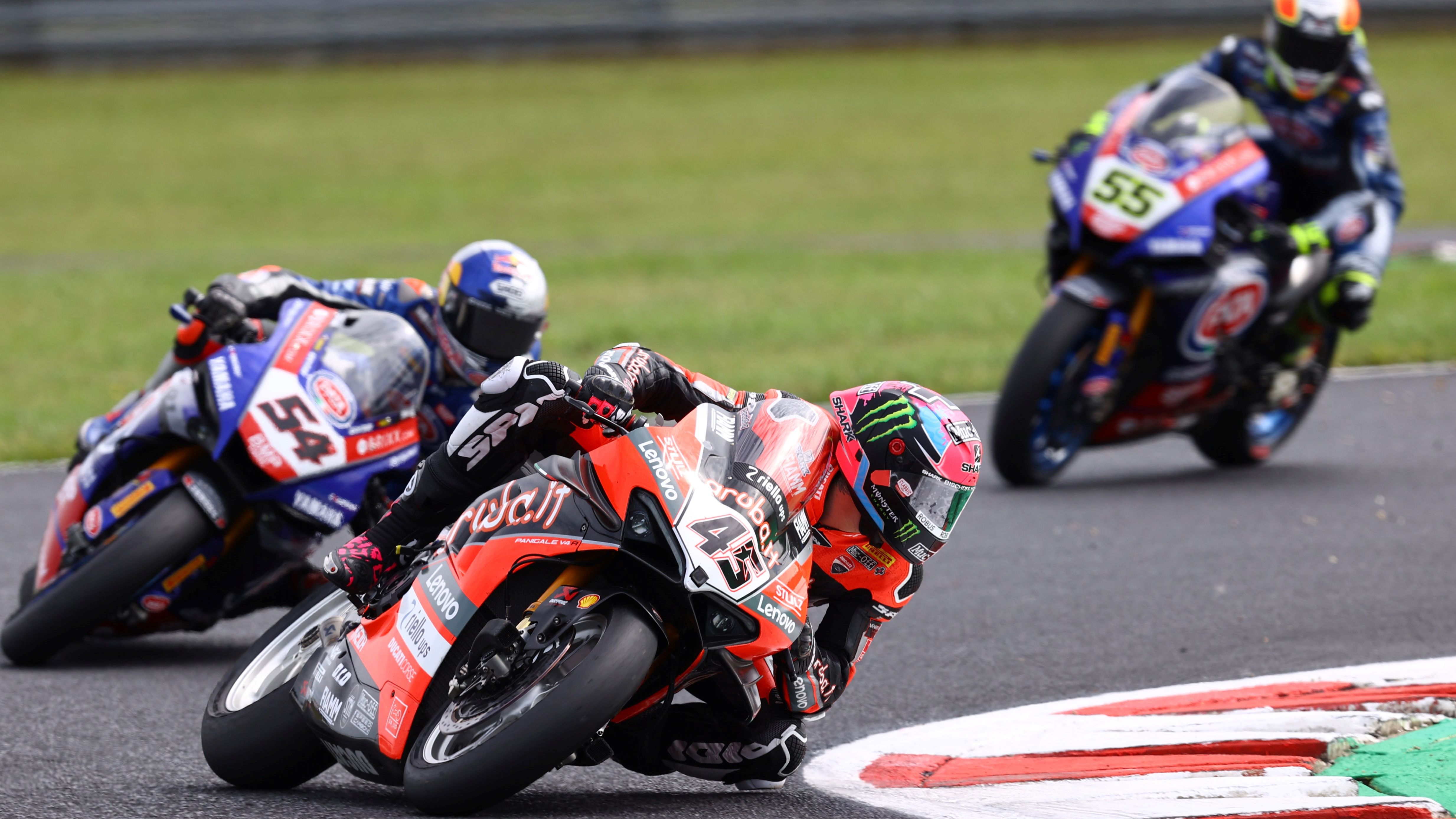 Scott Redding y Toprak Razgatlioglu dejan atrás a Andrea Locatelli
