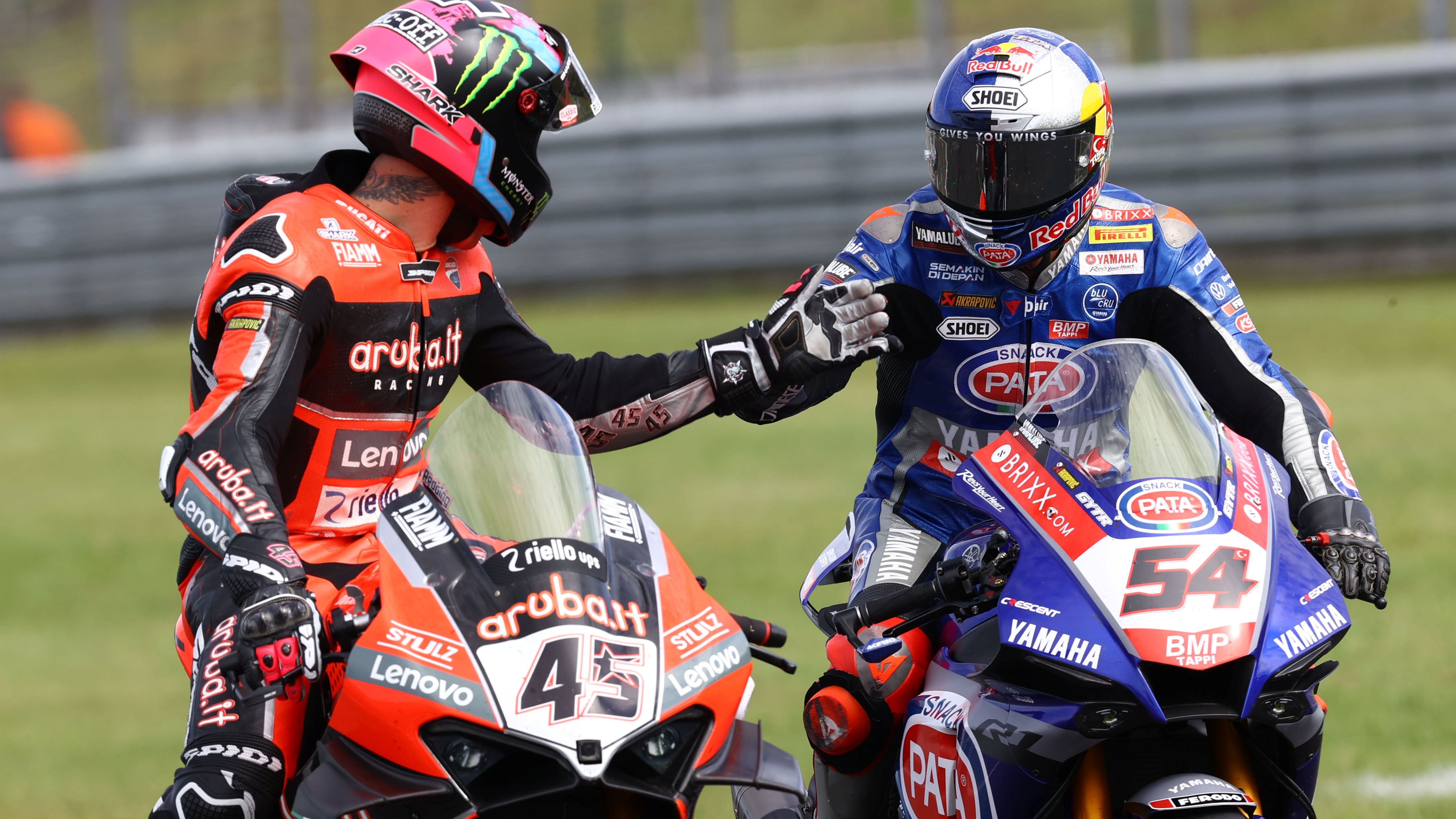 Scott Redding y Toprak Razgatlioglu discuten tras la primera carrera en Most