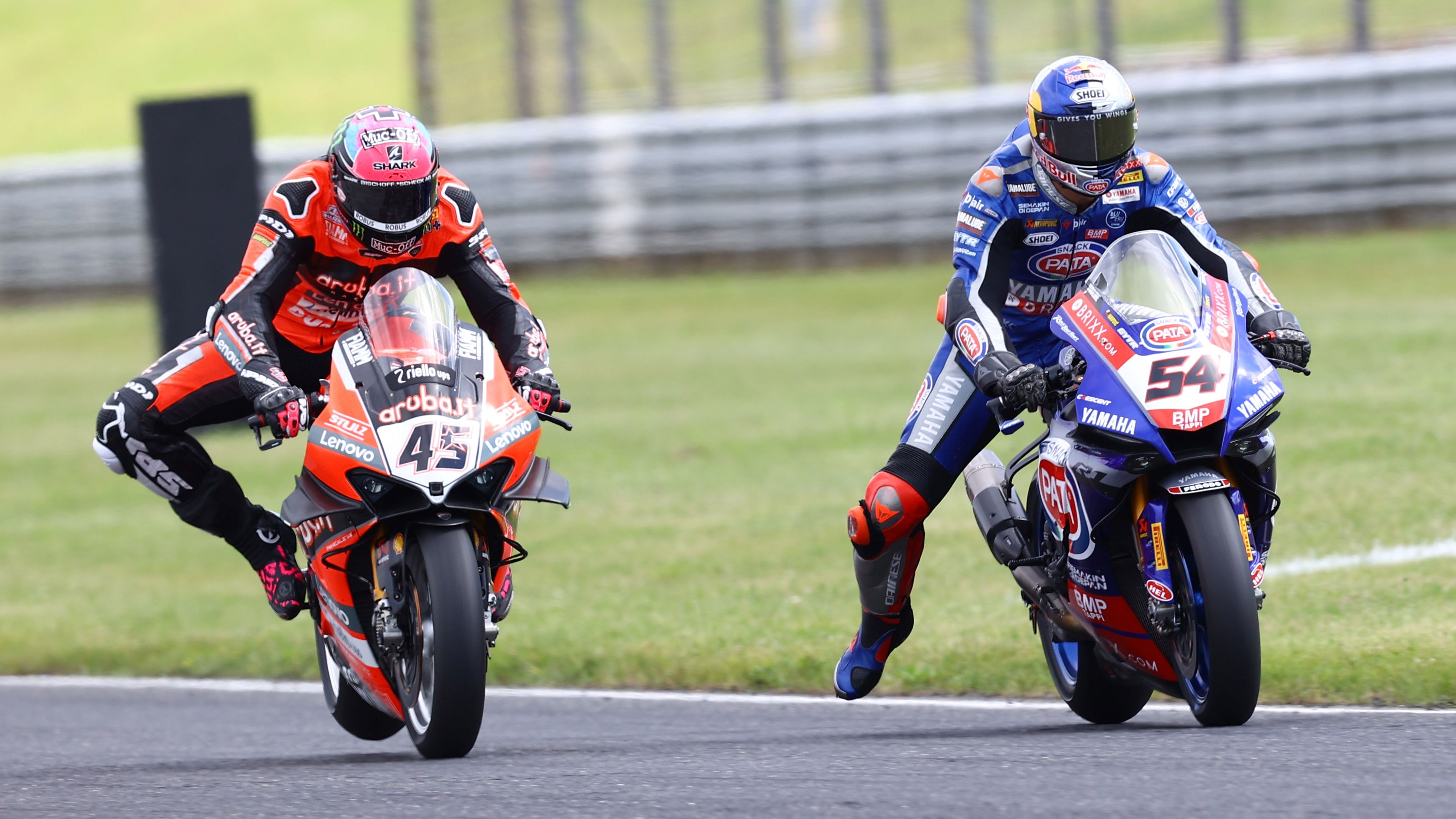 Scott Redding y Toprak Razgatlioglu frenando en paralelo