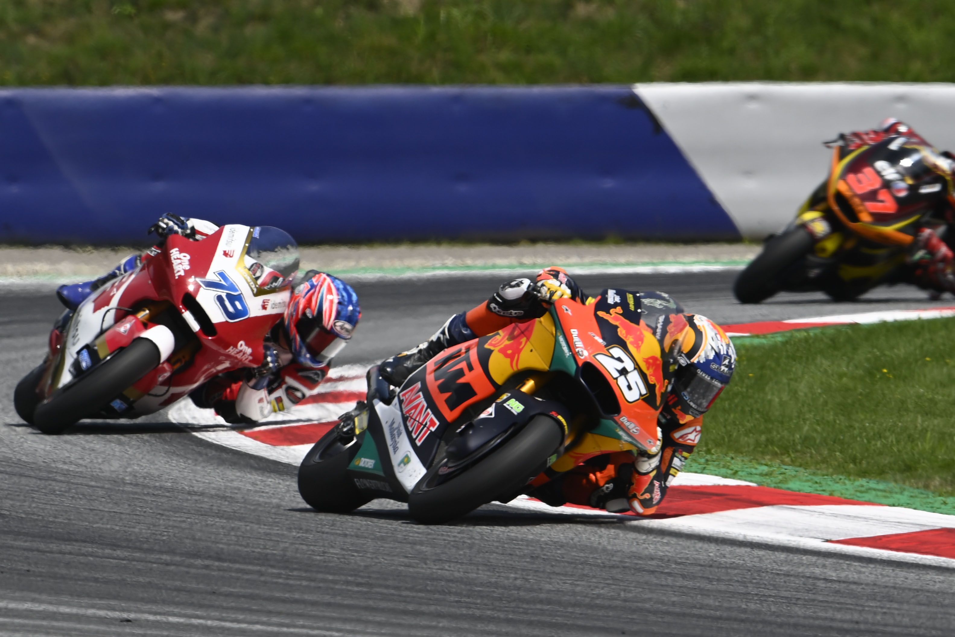 Raúl Fernández ajusta cuentas y ya acaricia el liderato de Moto2