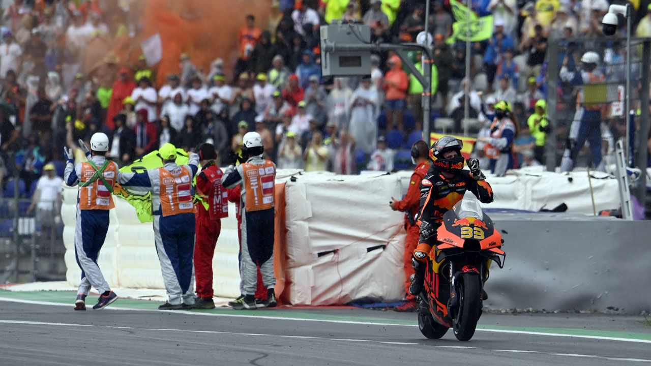 Surrealista victoria de Brad Binder con slicks y bajo la lluvia en Austria