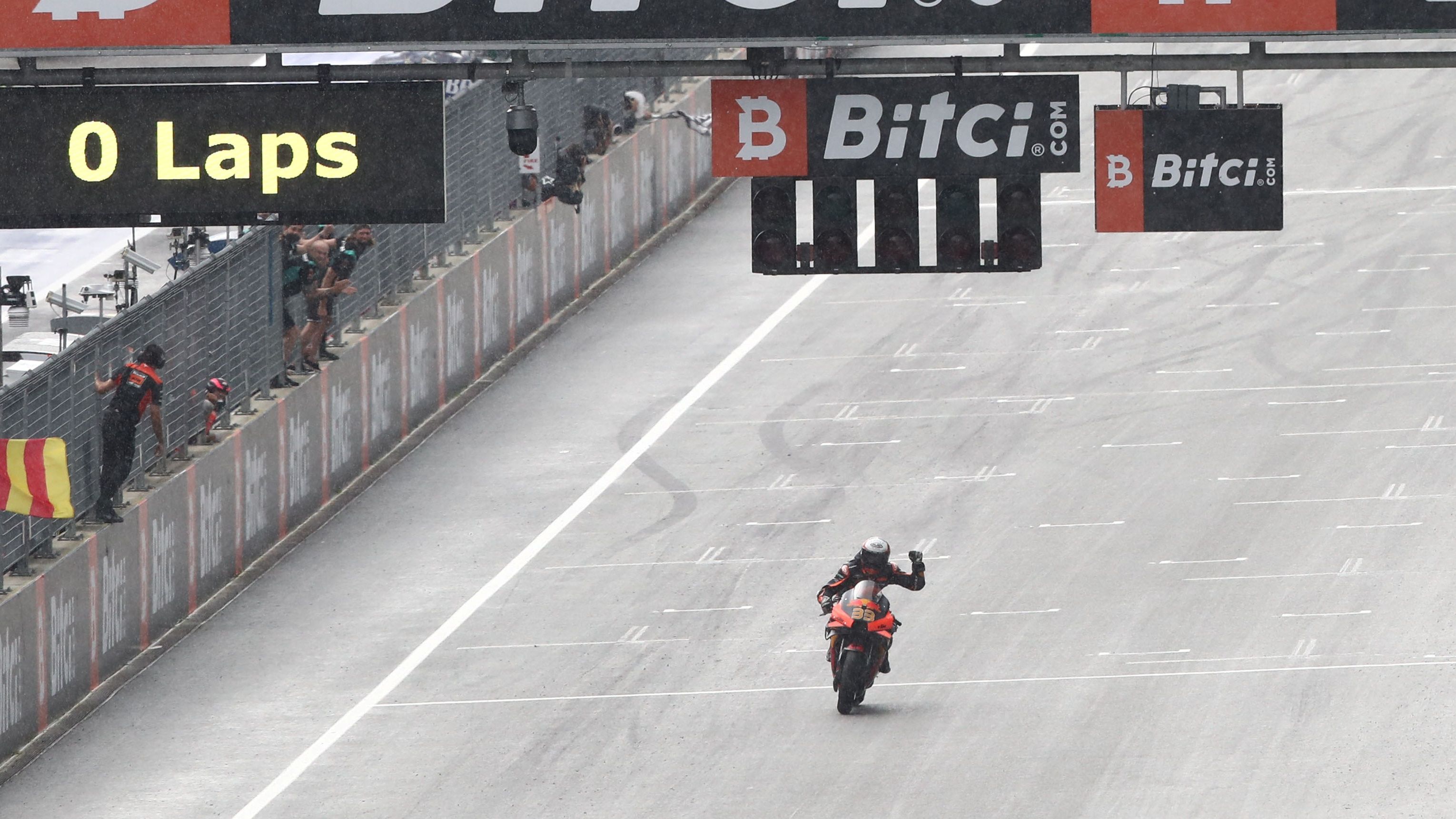 Brad Binder entra en meta para culminar una victoria heroica en Austria
