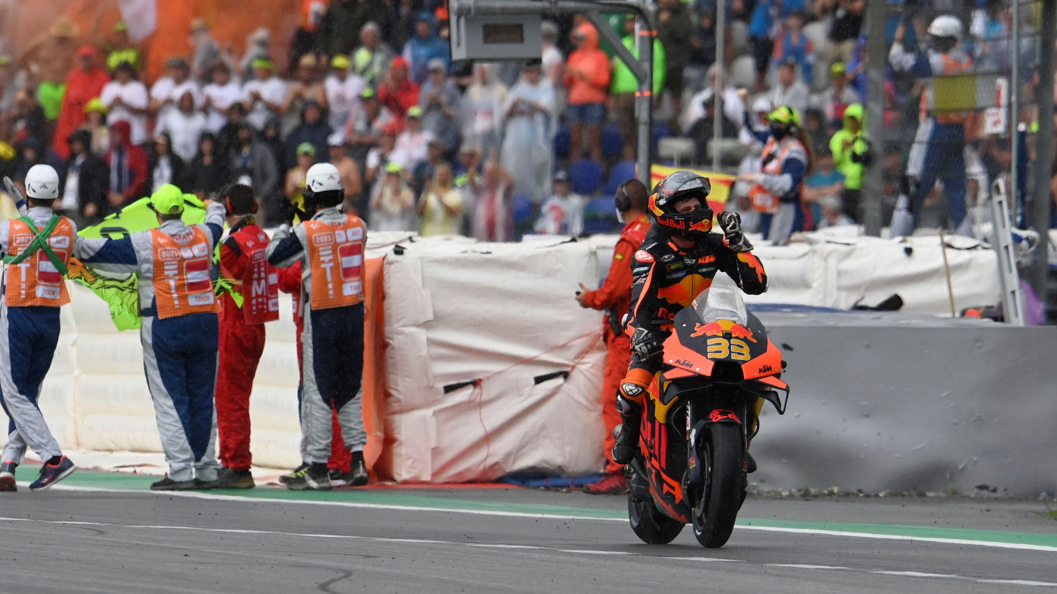 Brad Binder festeja su triunfo tras pasar por meta