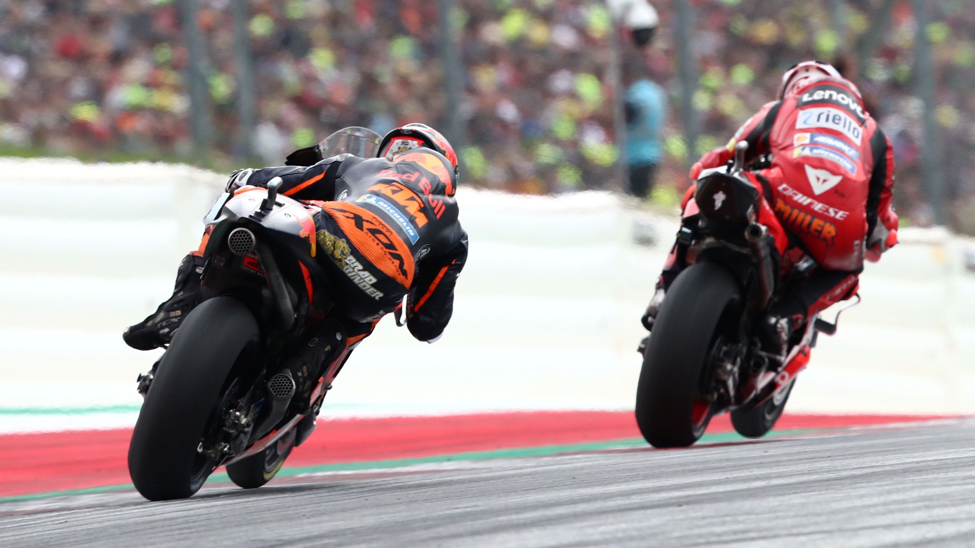 Brad Binder persigue a Jack Miller