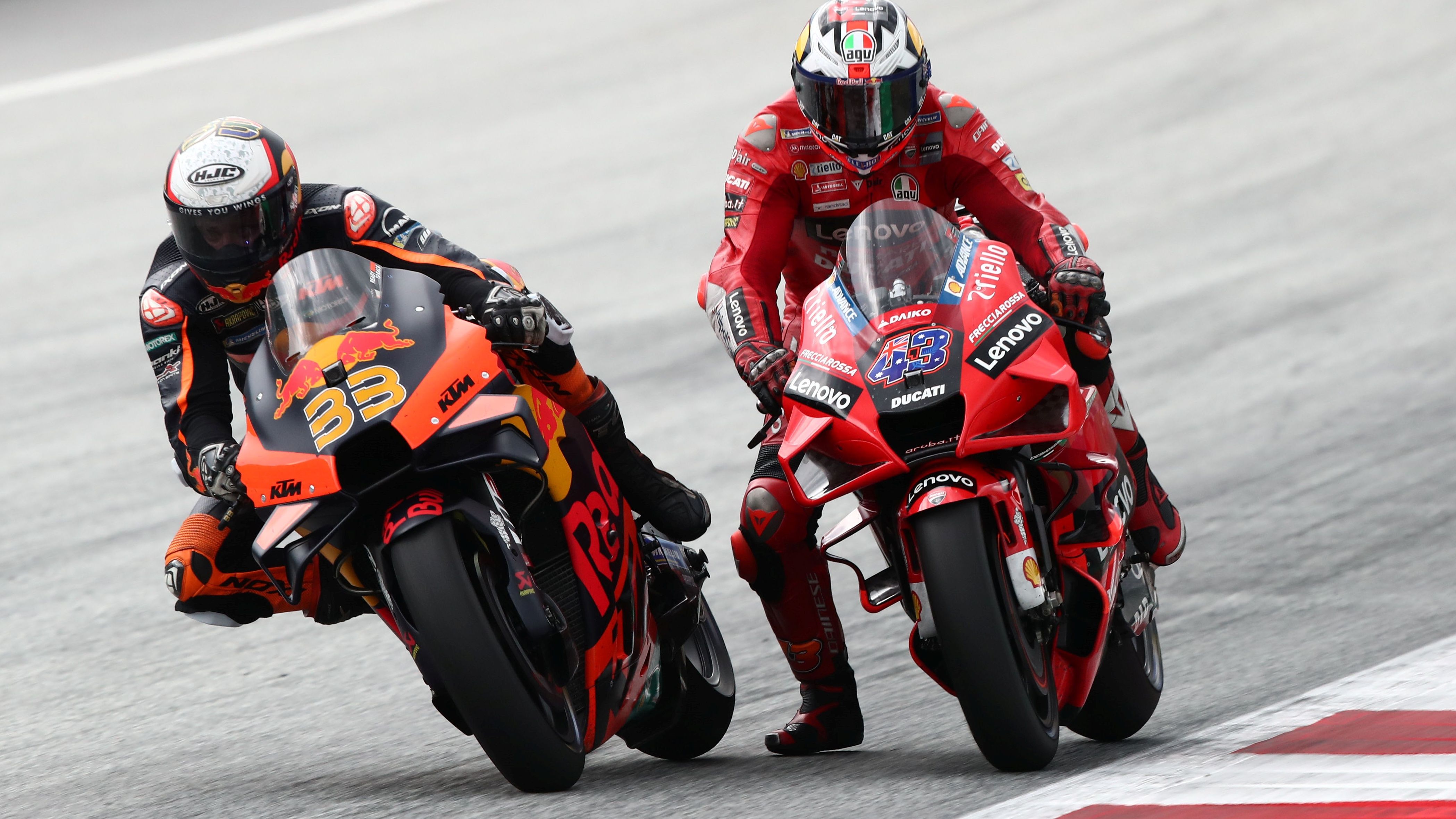 Brad Binder se mete en la frenada a Jack Miller