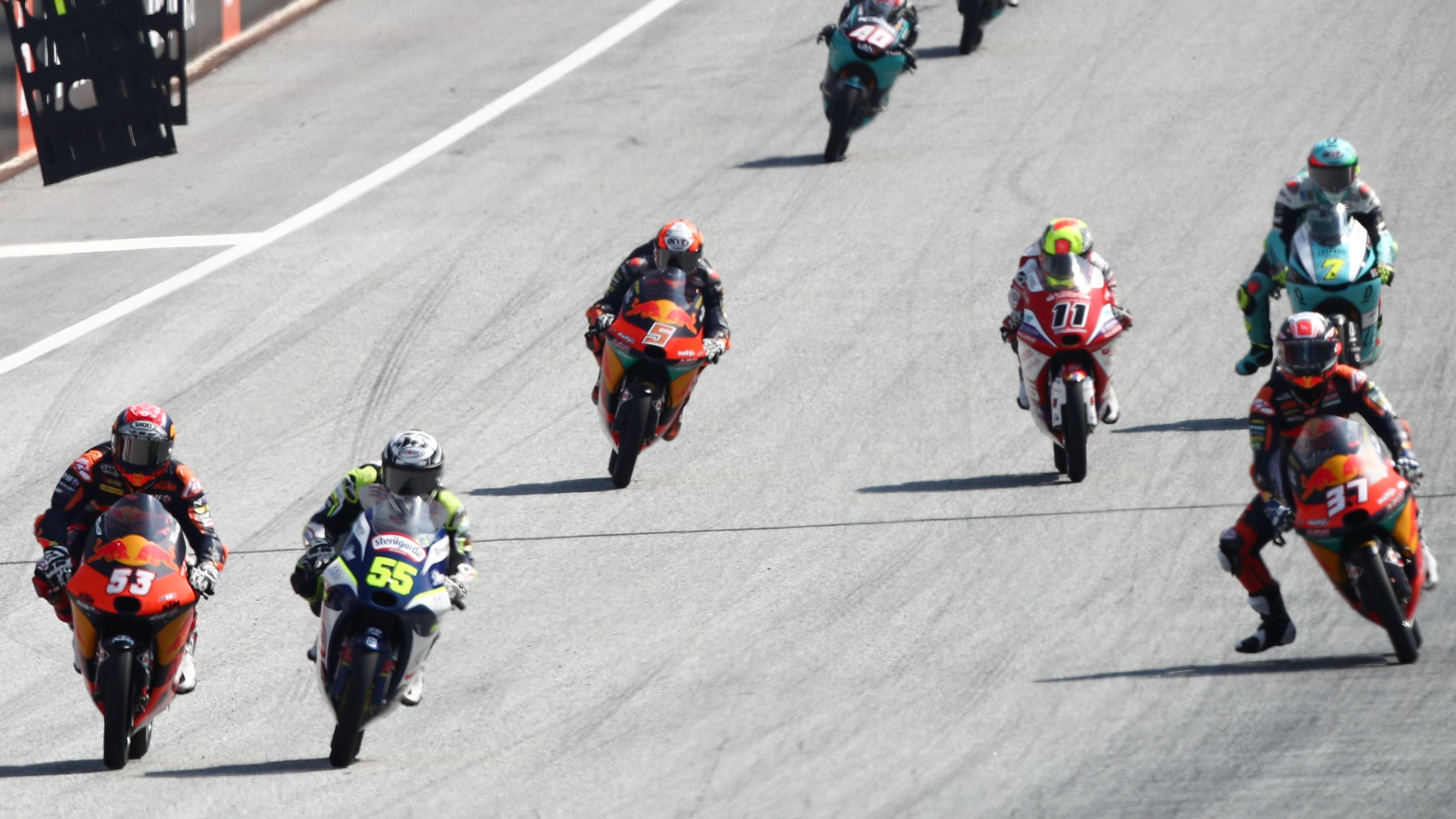 Deniz Oncu y Romano Fenati frenan en paralelo con Pedro Acosta al otro lado