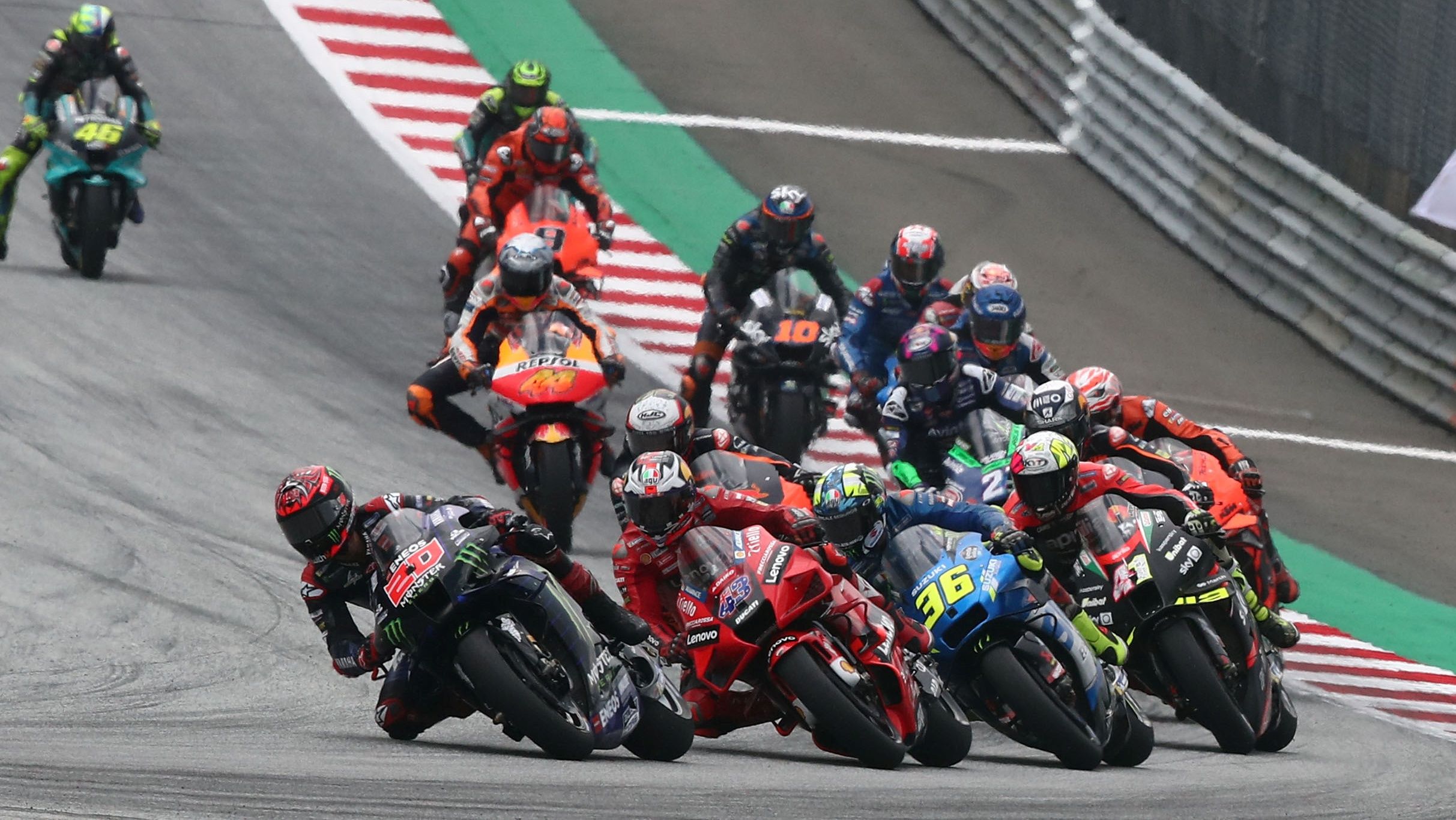 Fabio Quartararo con Jack Miller, Joan Mir y Aleix Espargaró a su estela