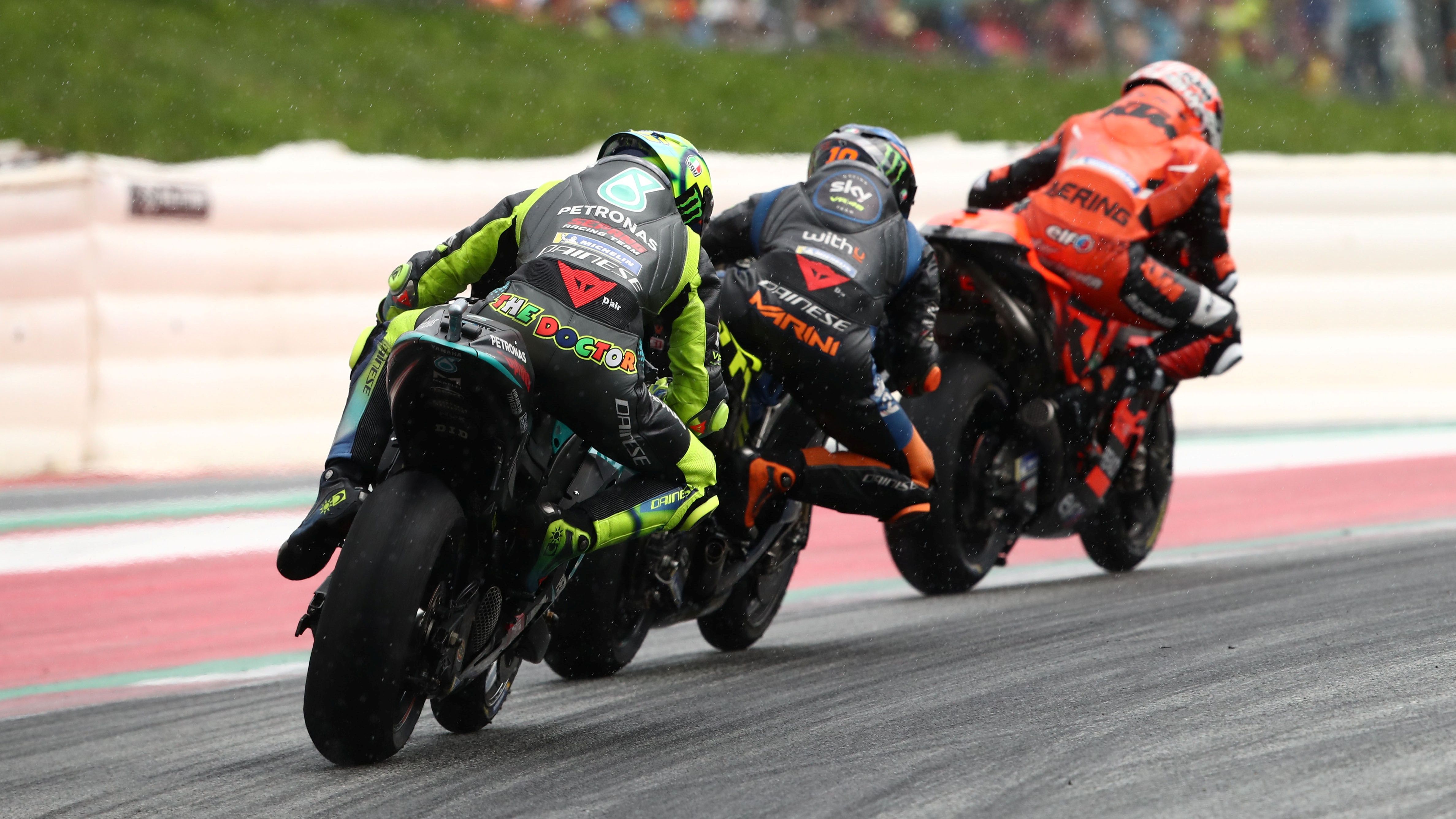 Iker Lecuona, Luca Marini y Valentino Rossi se encontraron luchando por el podio