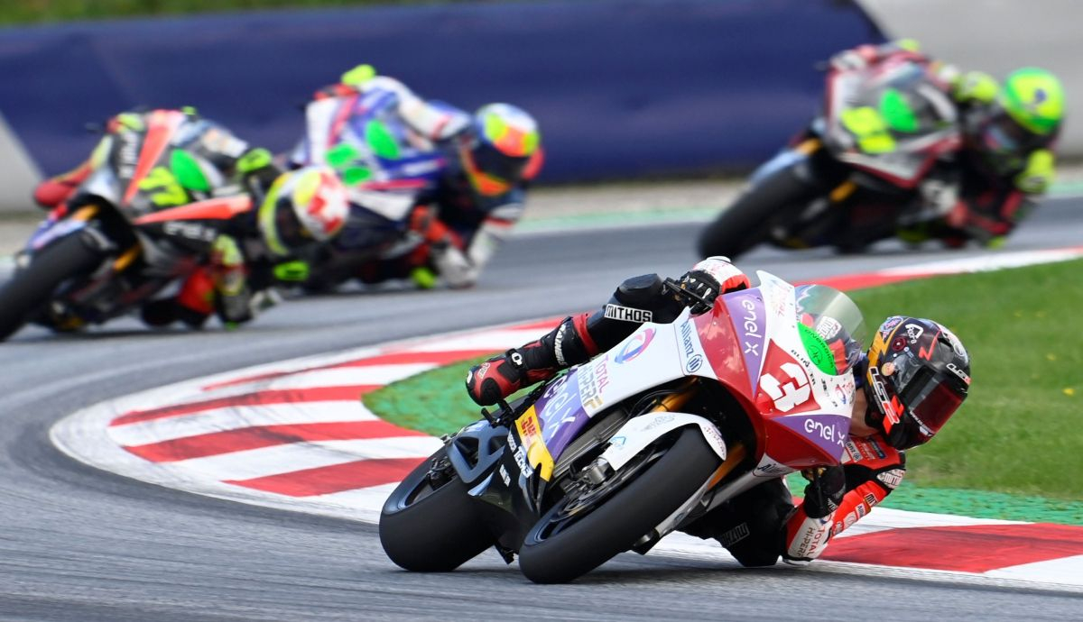 Lukas Tulovic perseguido por Dominique Aegerter, Fermín Aldeguer y Eric Granado Lukas Tulovic perseguido por Dominique Aegerter, Fermín Aldeguer y Eric Granado