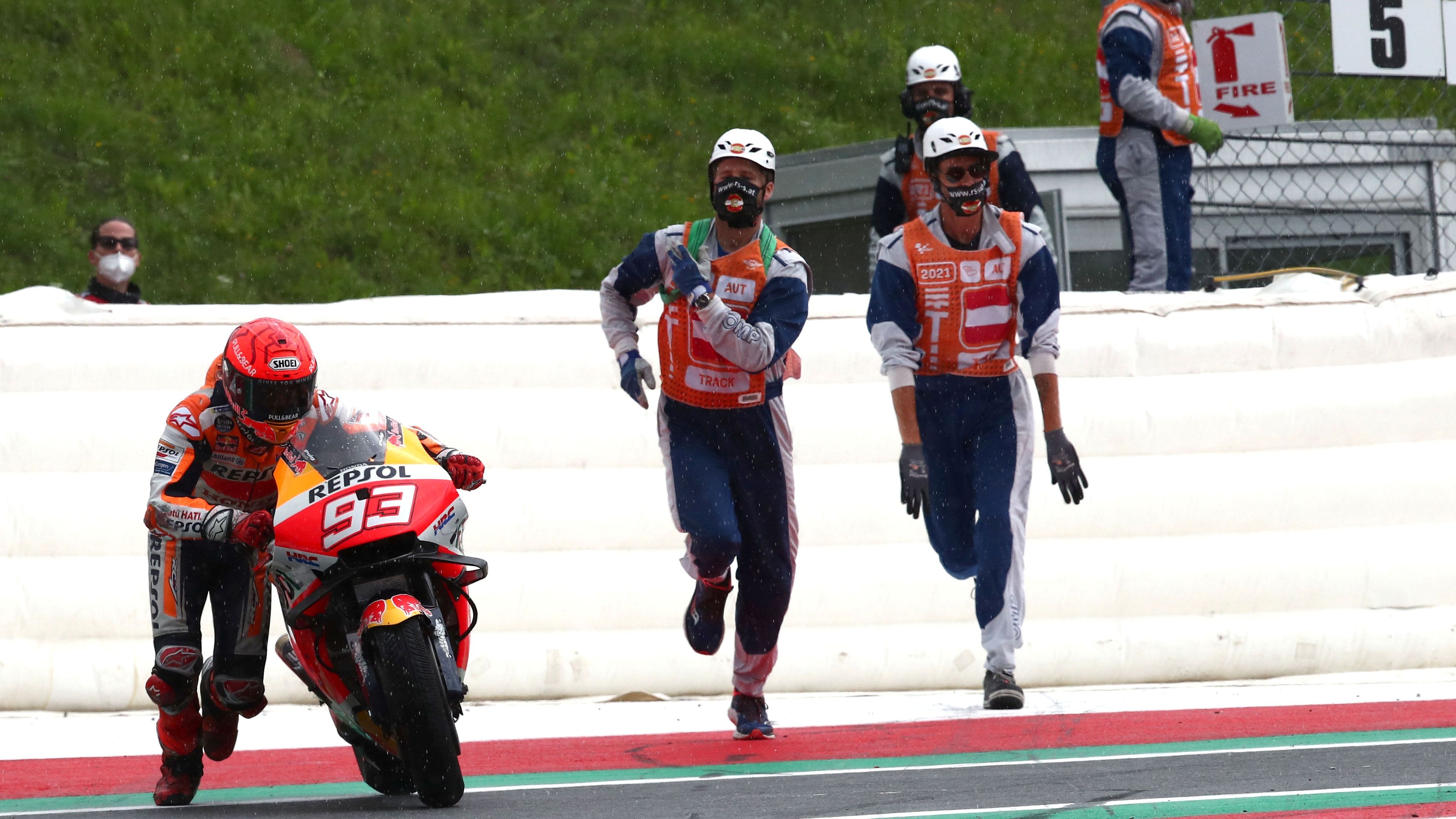 Marc Márquez se apresura en volver a carrera después de caerse a pocos giros del final