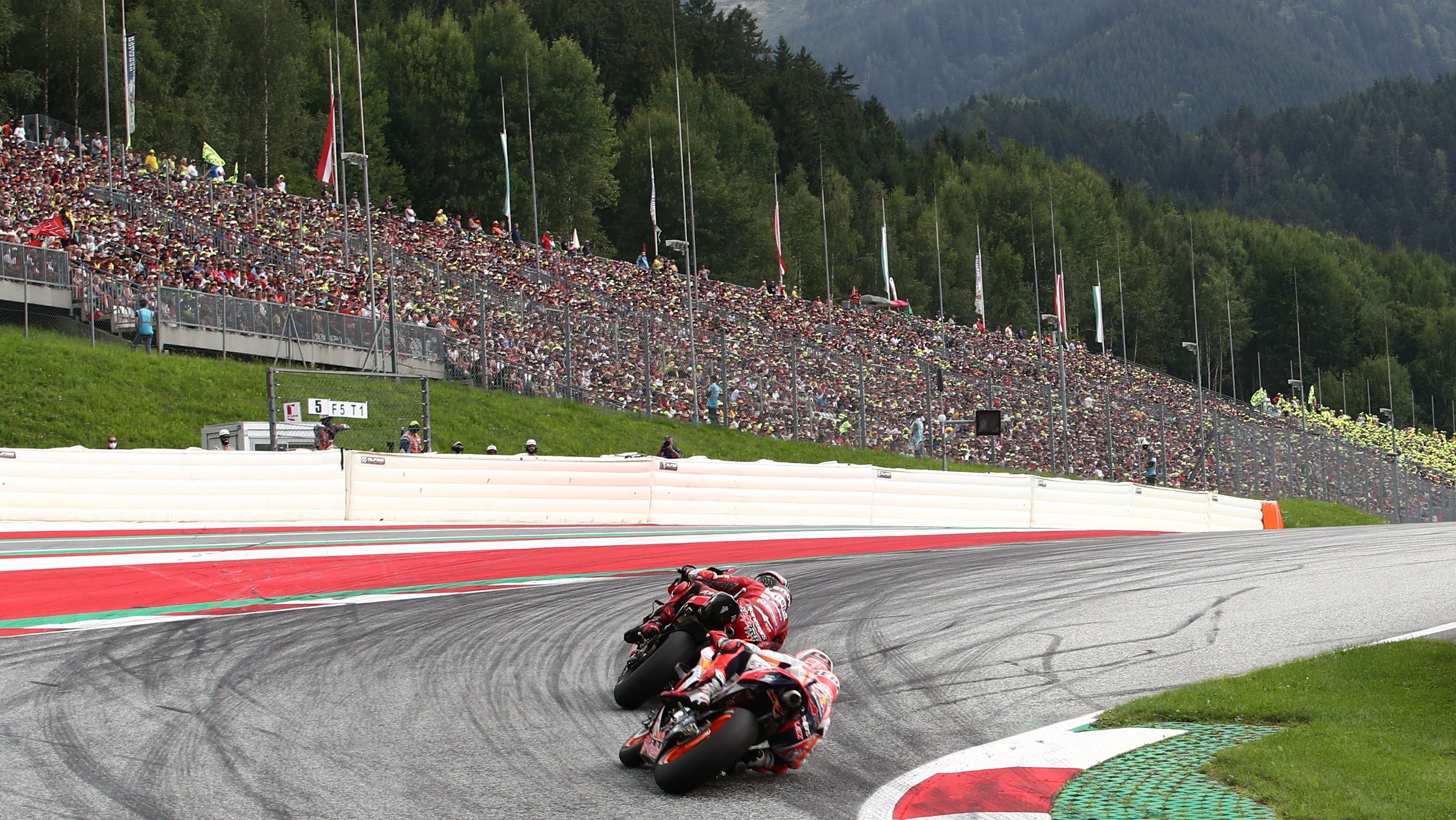 Marc Márquez se pega a la rueda de Pecco Bagnaia