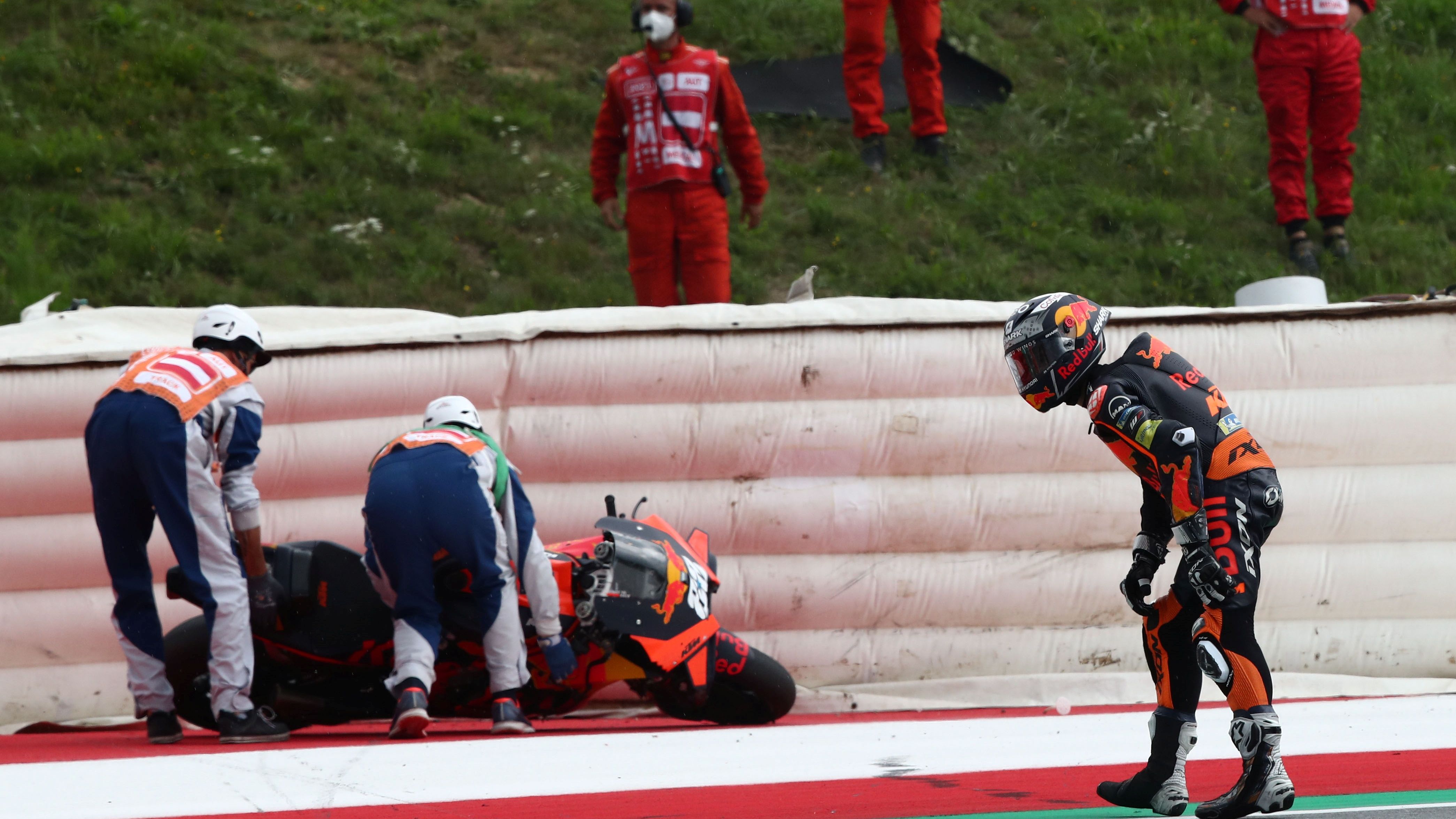 Miguel Oliveira se fue al suelo y lleva dos ceros consecutivos