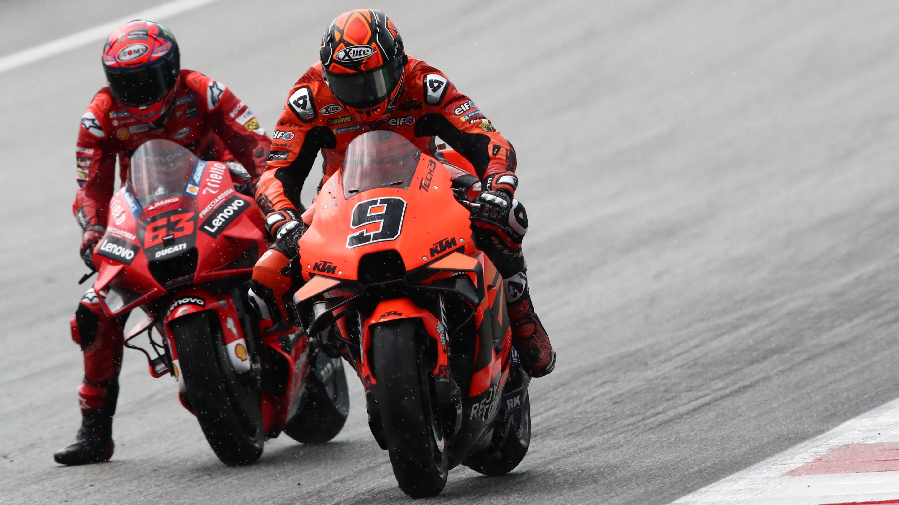 Pecco Bagnaia supera a Danilo Petrucci por el interior