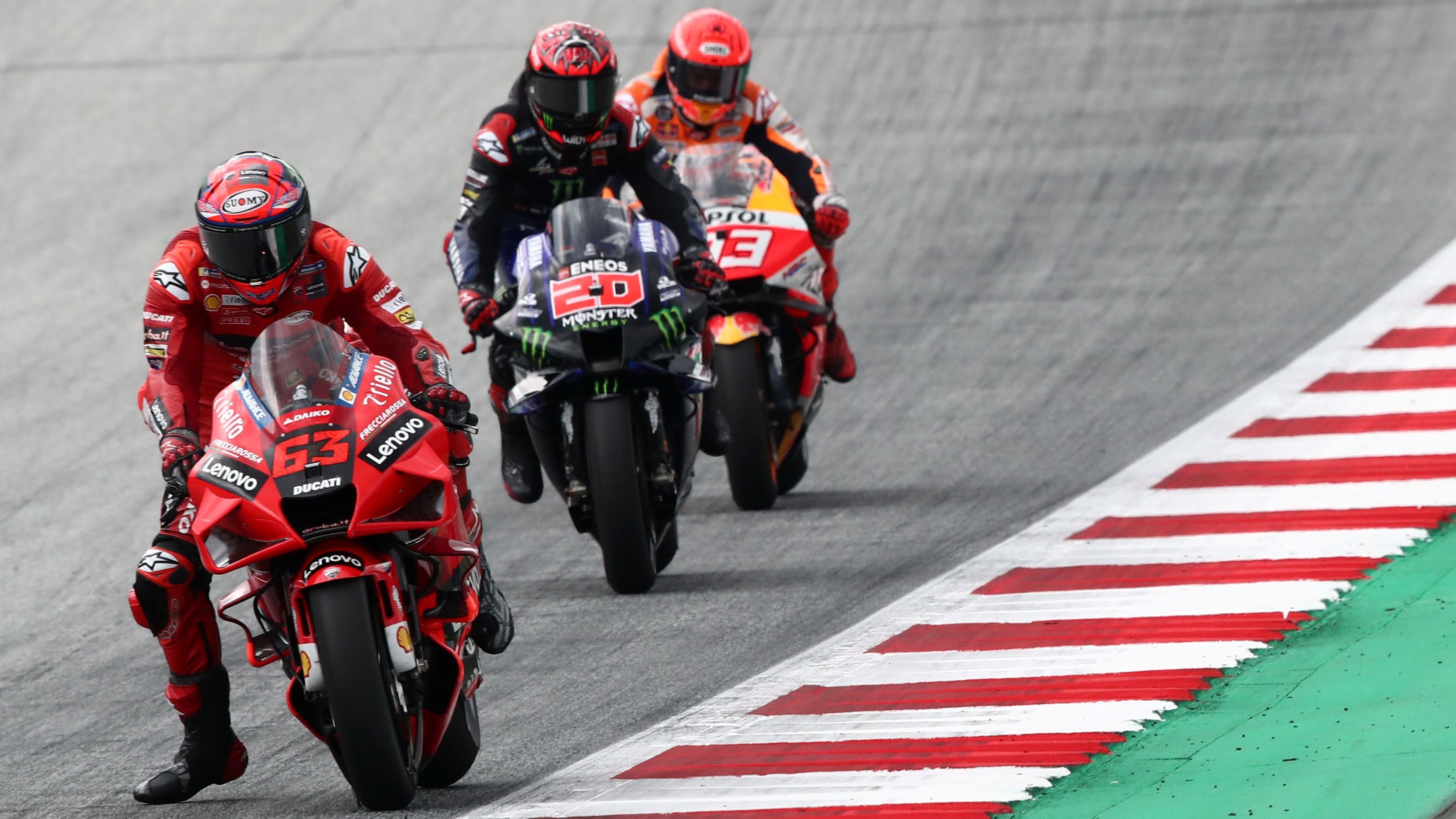 Pecco Bagnaia trata de irse de Fabio Quartararo y Marc Márquez