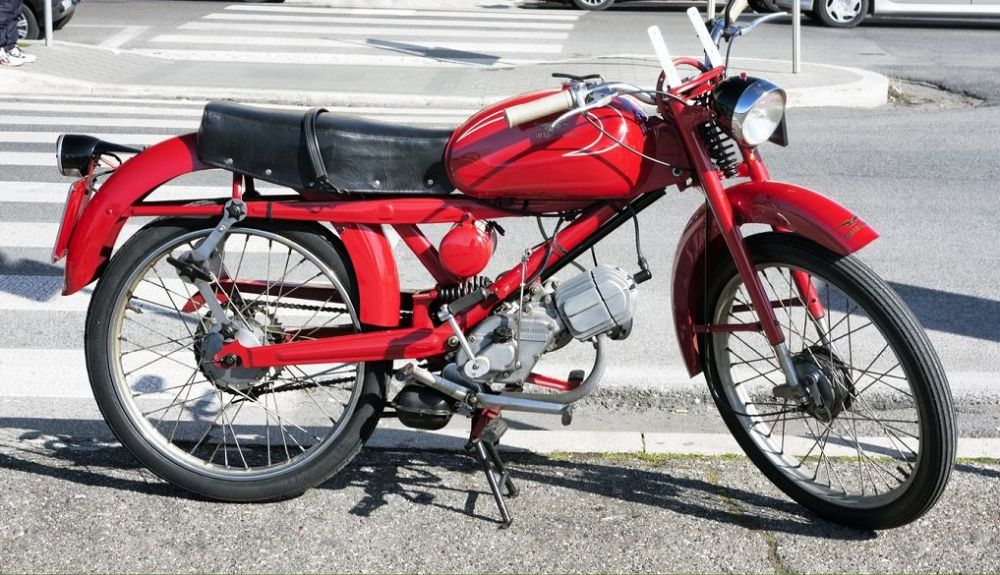 Moto Guzzi con caballete. Fuente: iStock/mgallar Moto Guzzi con caballete. Fuente: iStock/mgallar