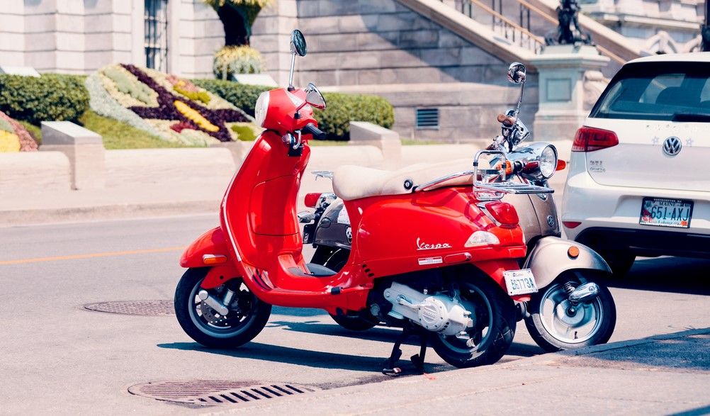 Vespa sujeta con caballete. Fuente: iStock/cagkansayin