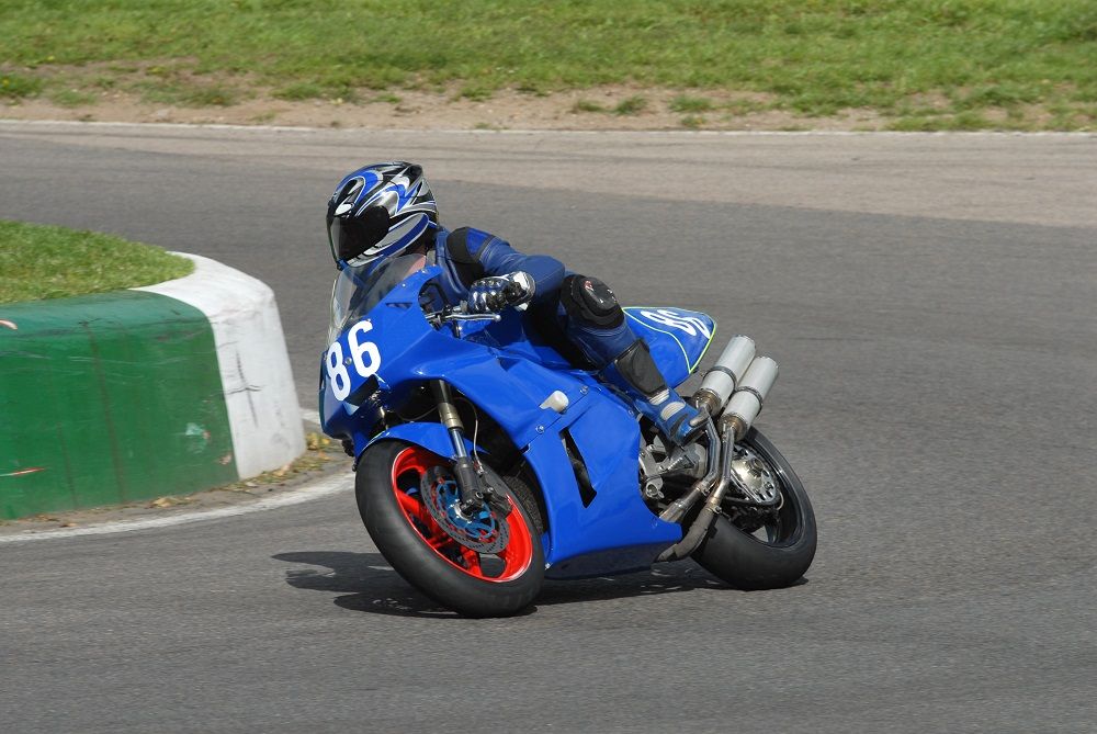 Moto en circuito. Fuente: iStock/grahamheywood