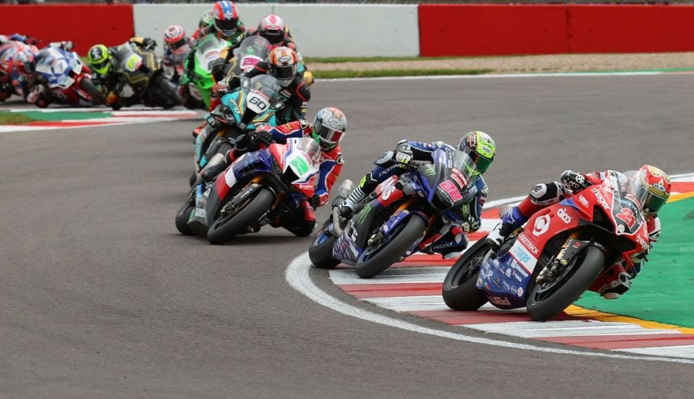 Christian Iddon seguido por Jason O'Halloran, Glenn Irwin y Peter Hickman Christian Iddon seguido por Jason O'Halloran, Glenn Irwin y Peter Hickman