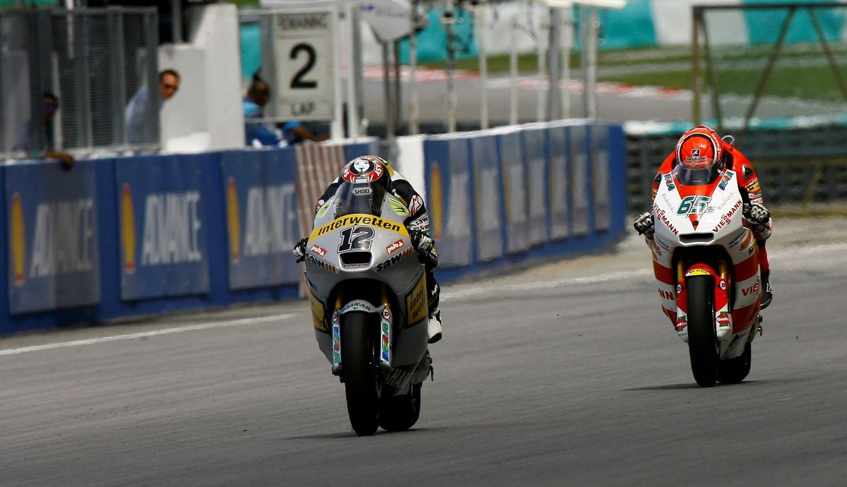 Thomas Luthi logró su primer triunfo en Moto2 ante Stefan Bradl Thomas Luthi logró su primer triunfo en Moto2 ante Stefan Bradl