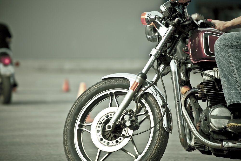 Suspensiones delanteras de una moto. Fuente: iStock/vtwinpixel
