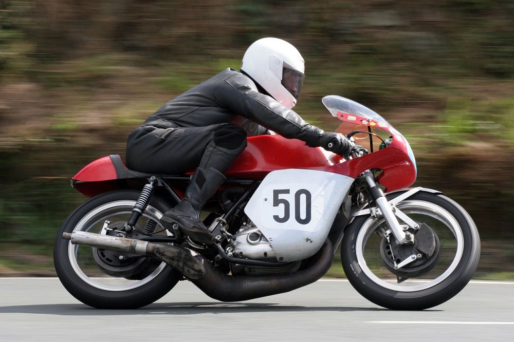 Motorista con casco cerrado. Fuente: iStock/pastie