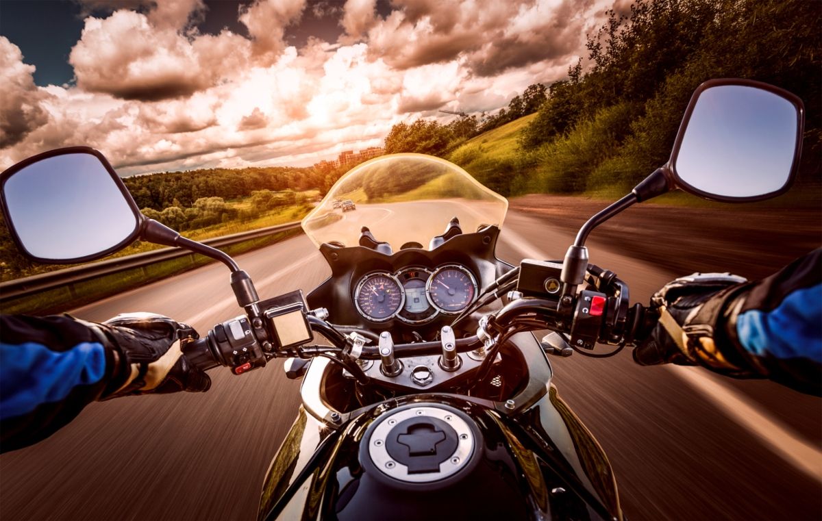 Velocímetro donde se indica la velocidad de una moto. Fuente: iStock / cookelma