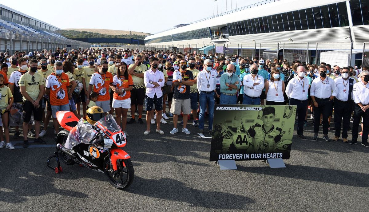 Toda la familia del FIM CEV guardó un minuto de silencio por Hugo Millán Toda la familia del FIM CEV guardó un minuto de silencio por Hugo Millán