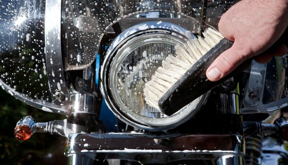 La limpieza es clave en el mantenimiento de las luces de la moto. Fuente: iStock/diephosi La limpieza es clave en el mantenimiento de las luces de la moto. Fuente: iStock/diephosi