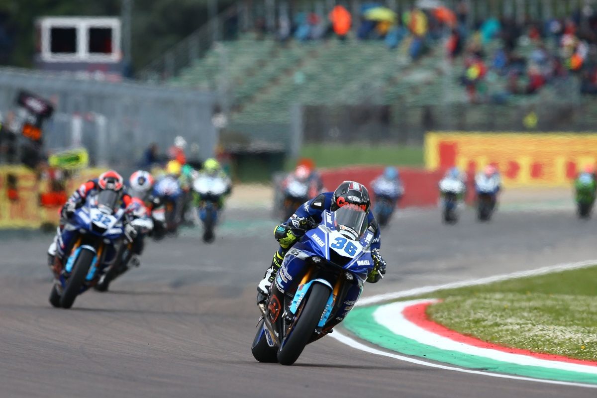 Pilotos en una prueba actual en el mítico circuito de Imola. Fuente: GoldandGoose