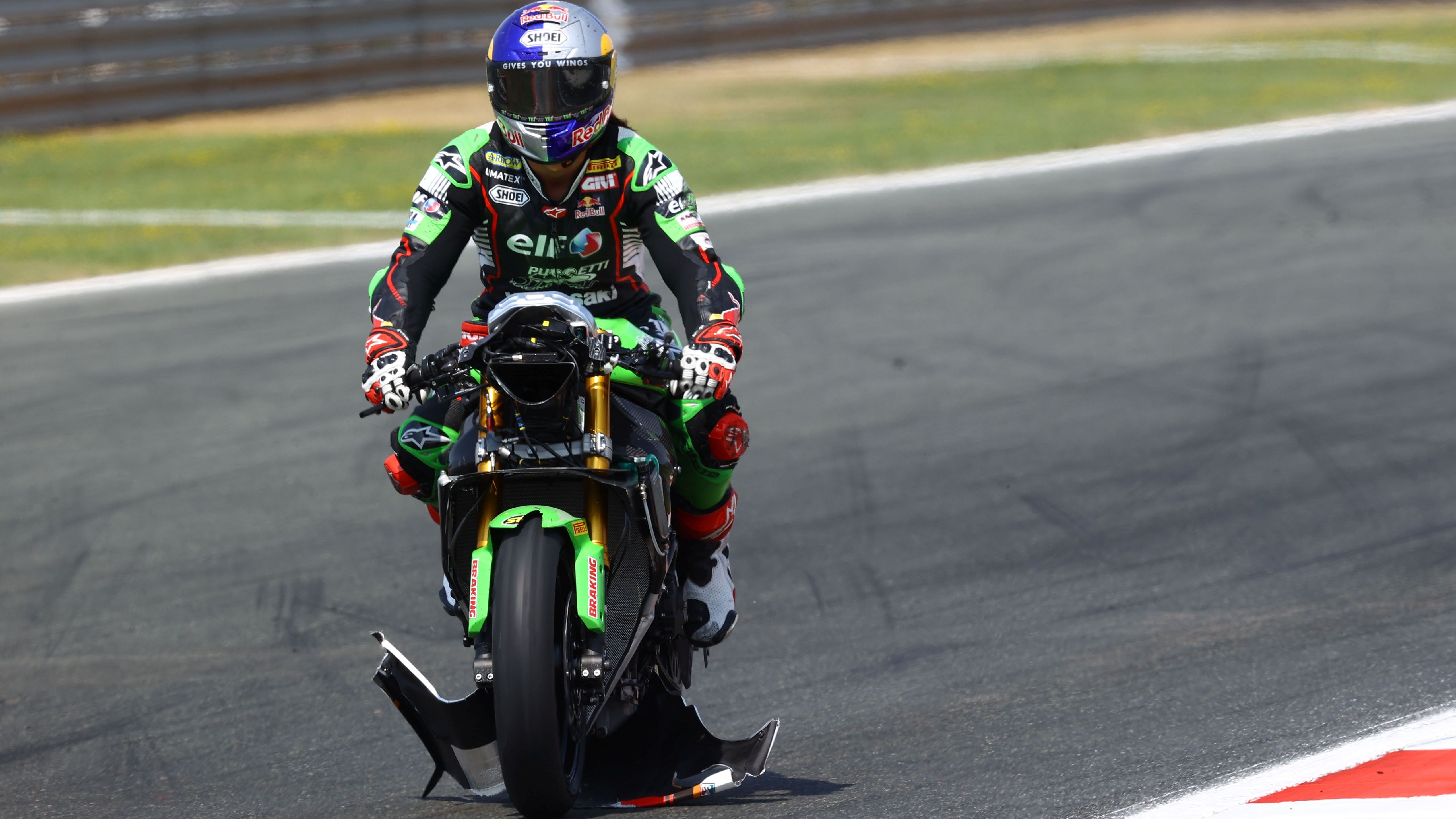 La Kawasaki de Can Oncu perdiendo el carenado tras su caída