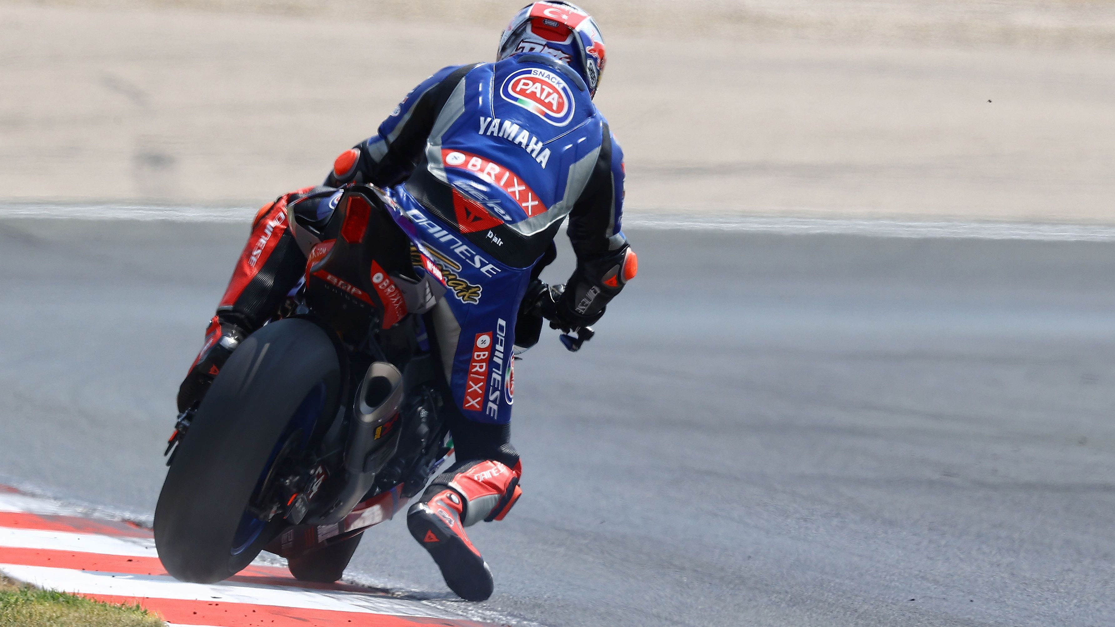 Toprak Razgatlioglu cruzando la Yamaha en la frenada