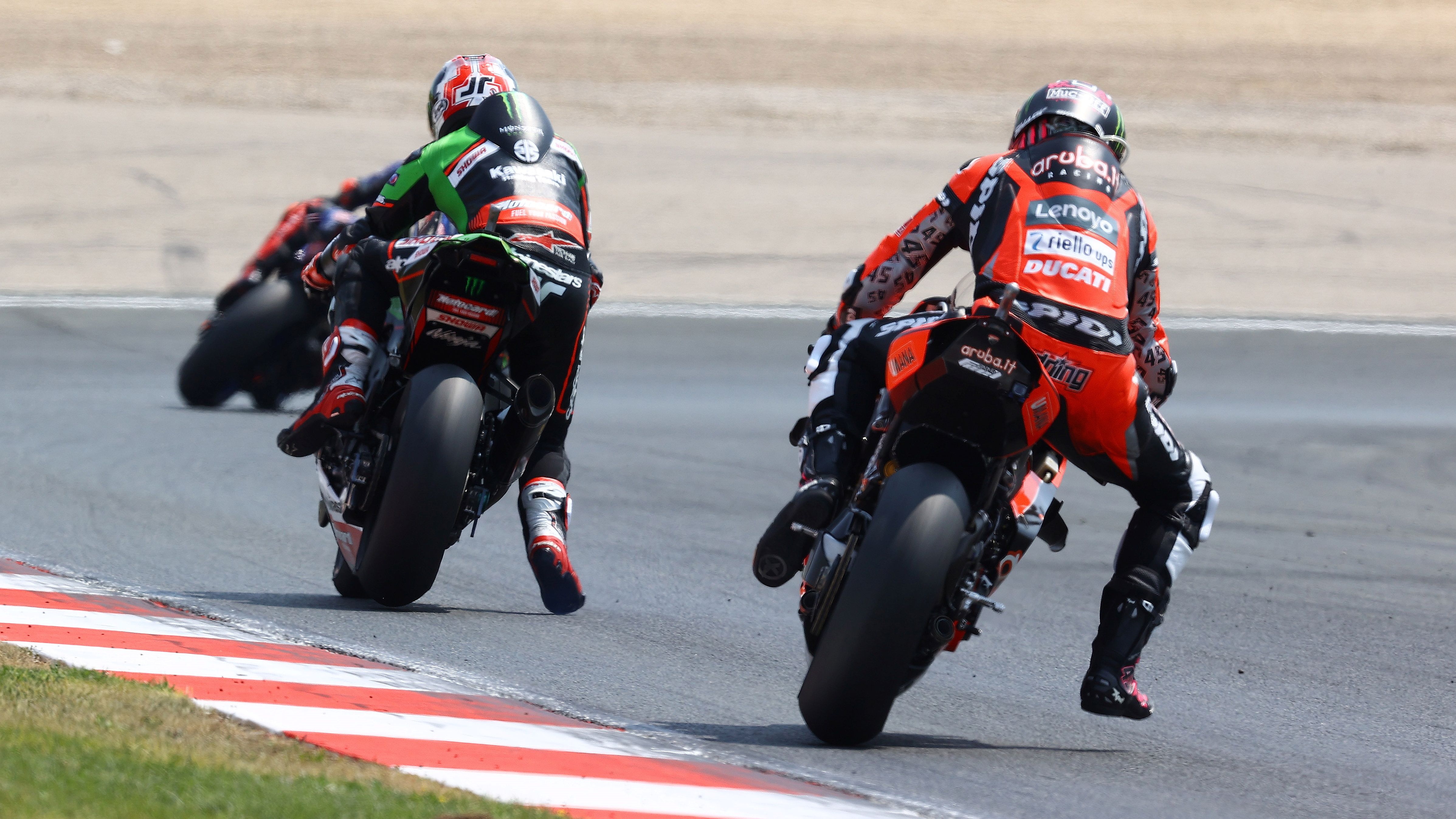 Scott Redding trata de acercarse a Jonathan Rea