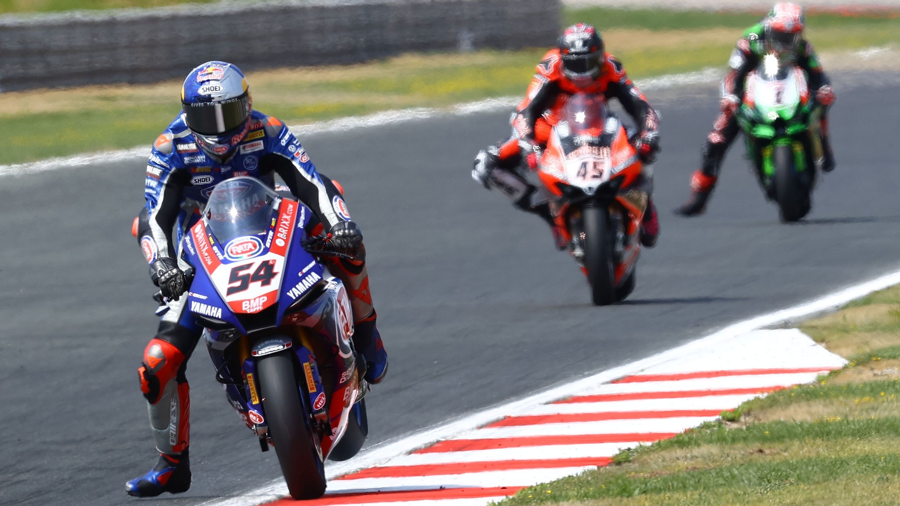 Frenada marca de la casa de Toprak Razgatlioglu con Scott Redding y Jonathan Rea al fondo